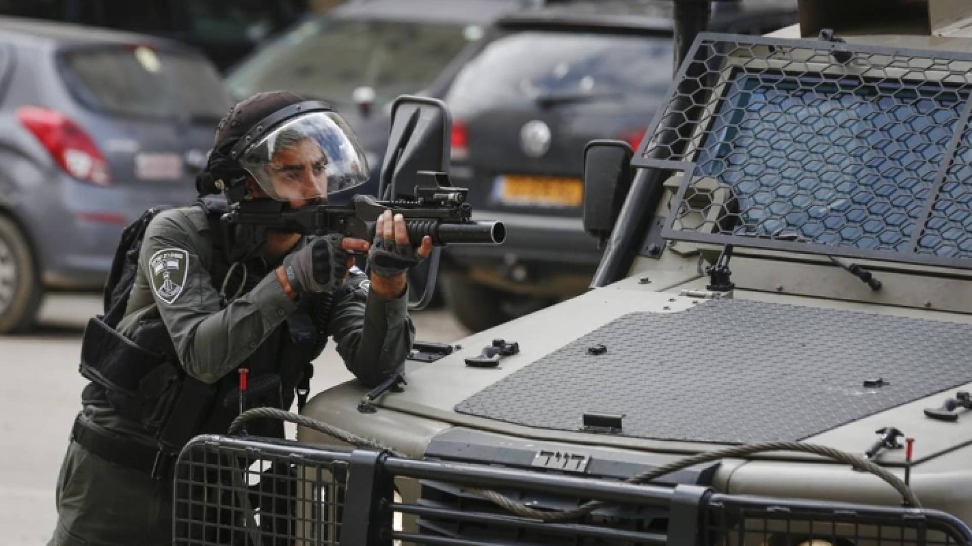 صورة أرشيفية لجندي يصوب سلاحه نحو فلسطينيين