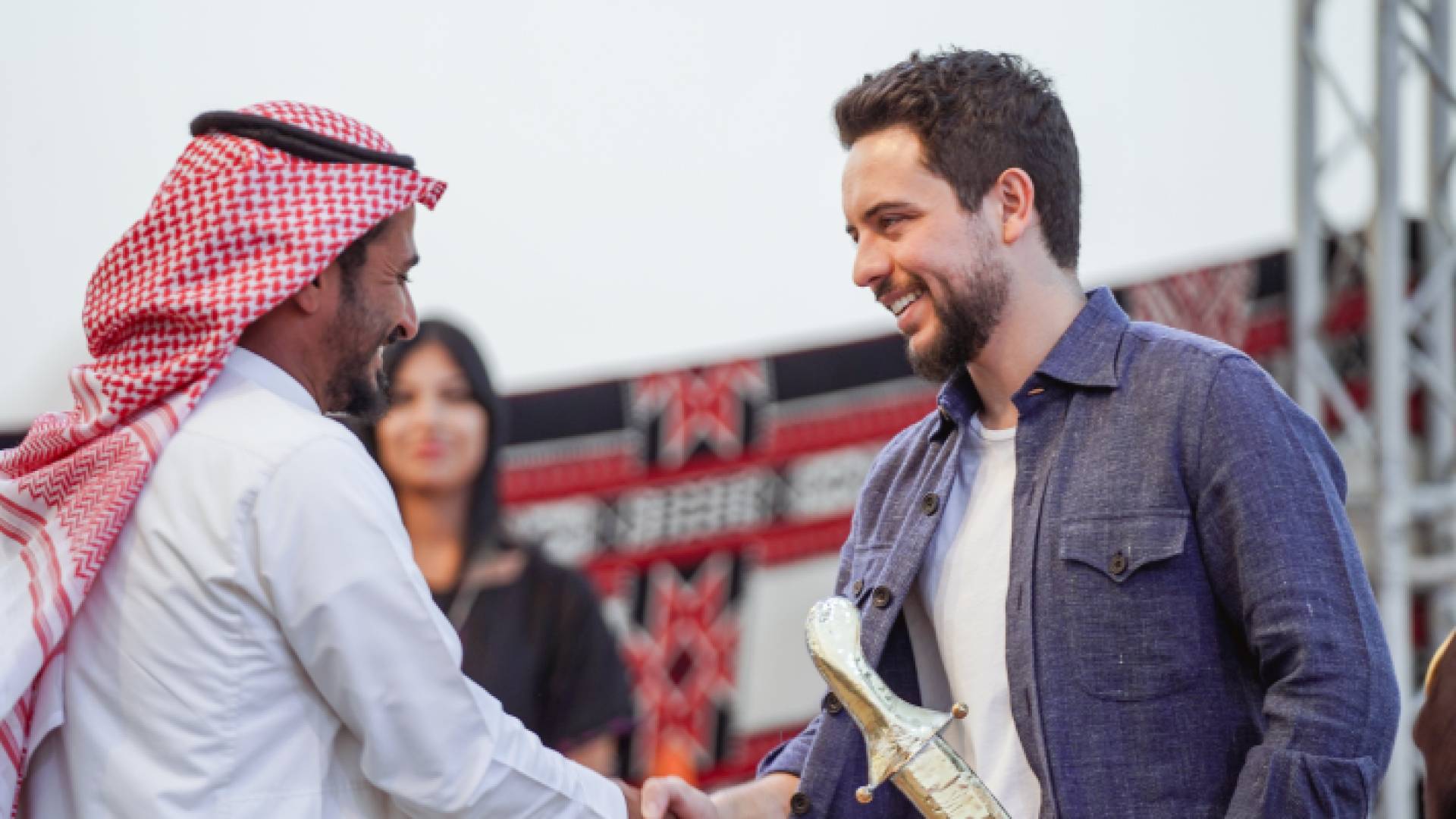 الأمير الحسين بن عبدالله خلال حضوره مهرجان الهجن والشعر النبطي