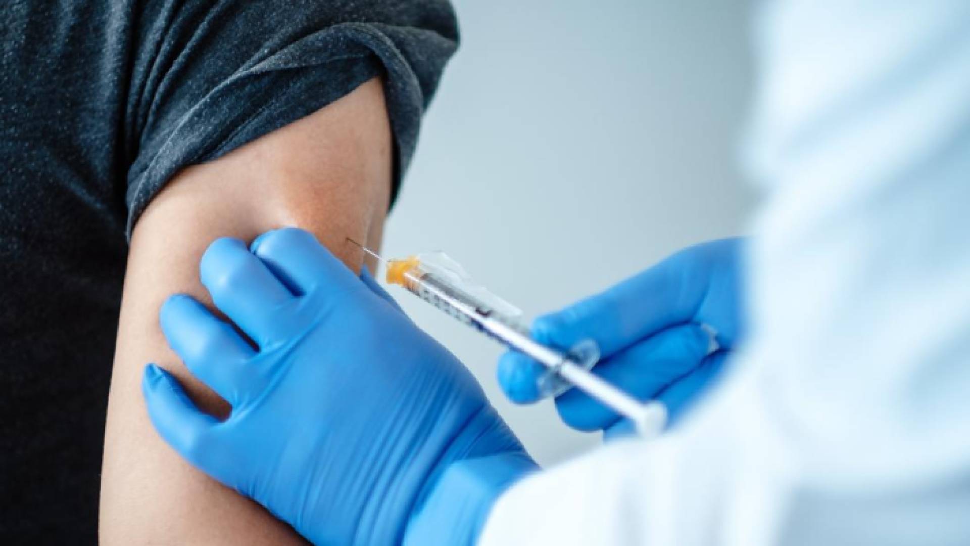 شخص يتلقى لقاح "تعبيرية"