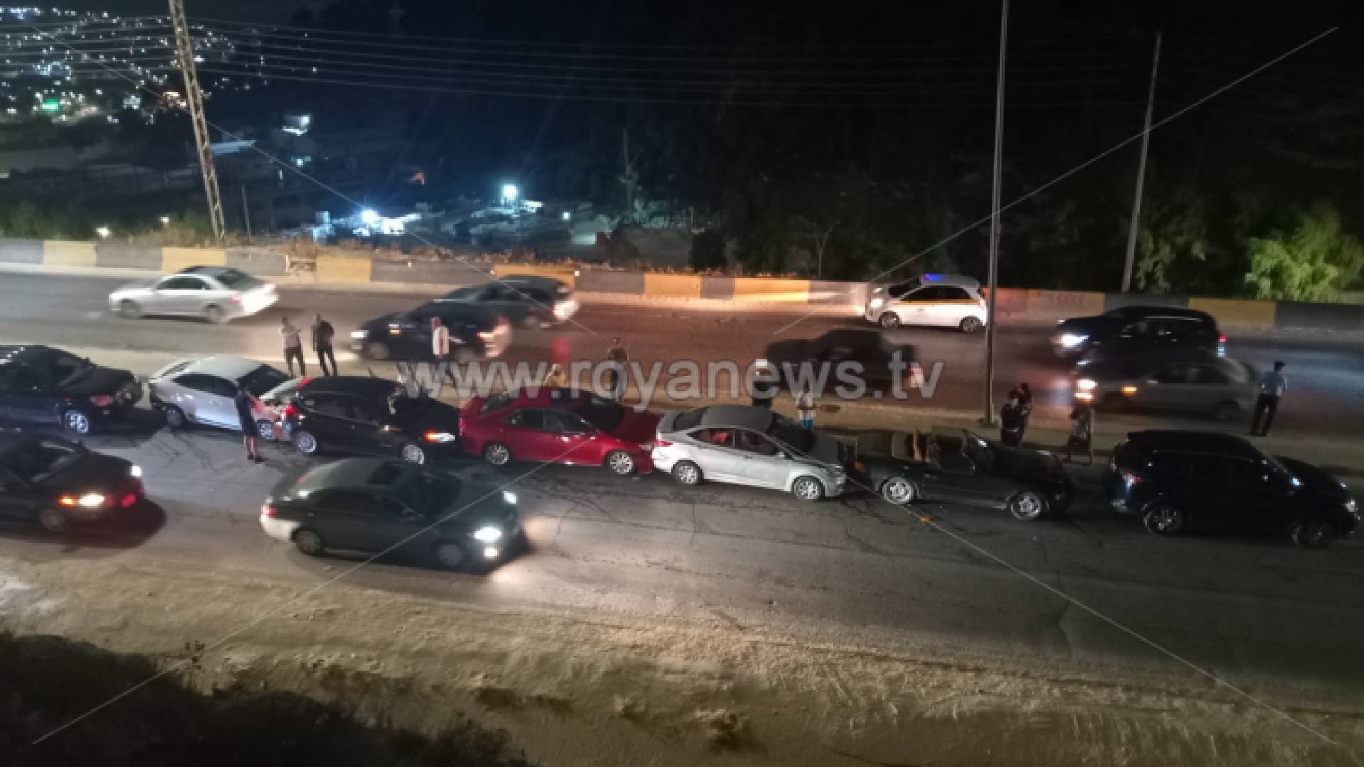 حادث سير وقع بين 8 مركبات