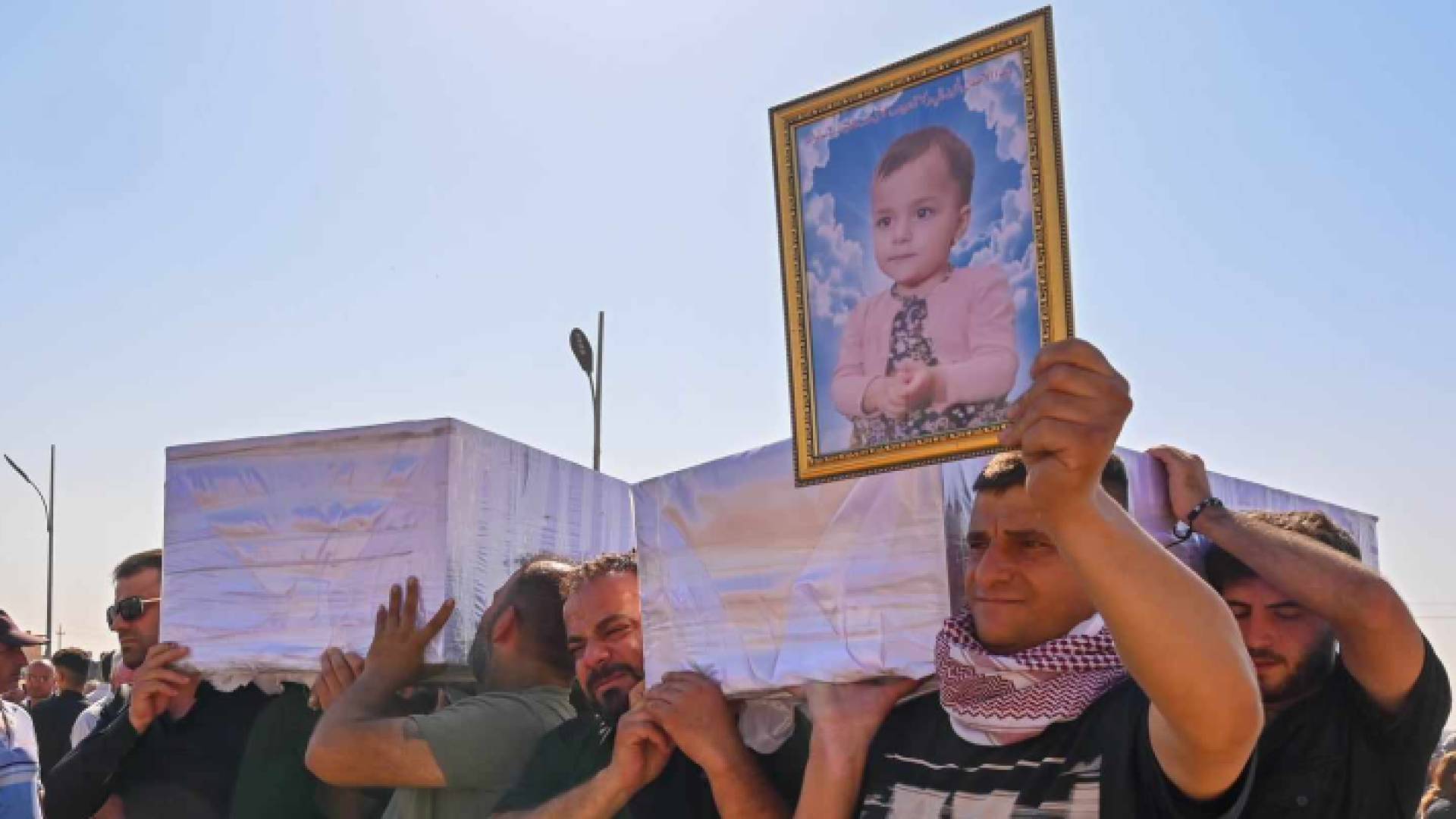 أثناء تشييع جثمان الطفلة ماريا