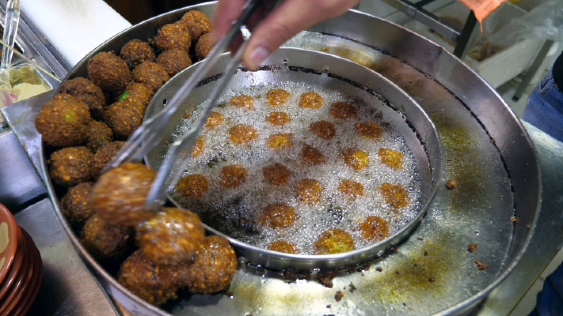 شاب يعمل بمطعم فلافل