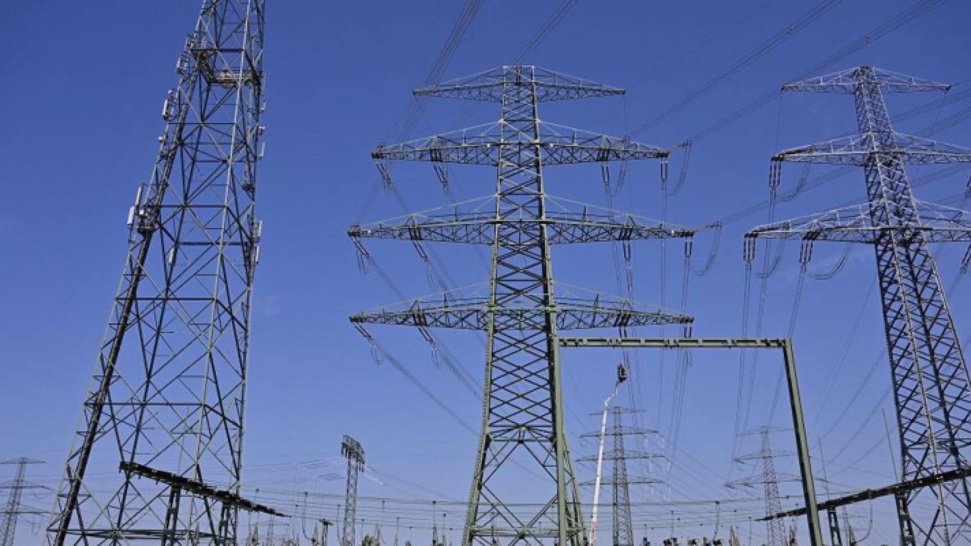 أعمدة كهرباء "تعبيرية"