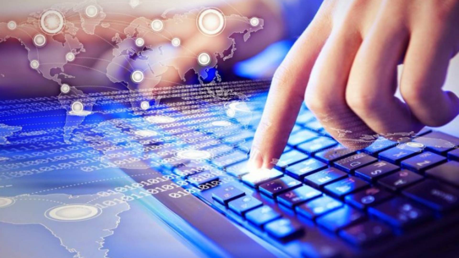 صورة تعبيرية لشخص يستخدم التكنولوجيا