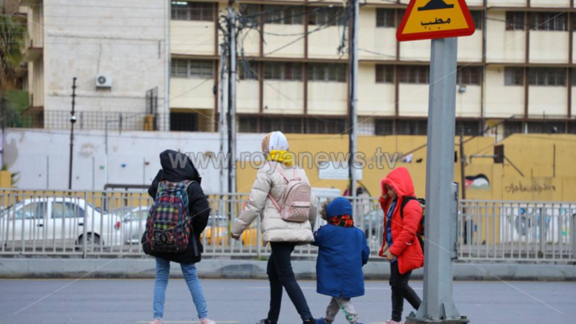 صورة أرشيفية لطلبة أثناء توجههم إلى مدارسهم