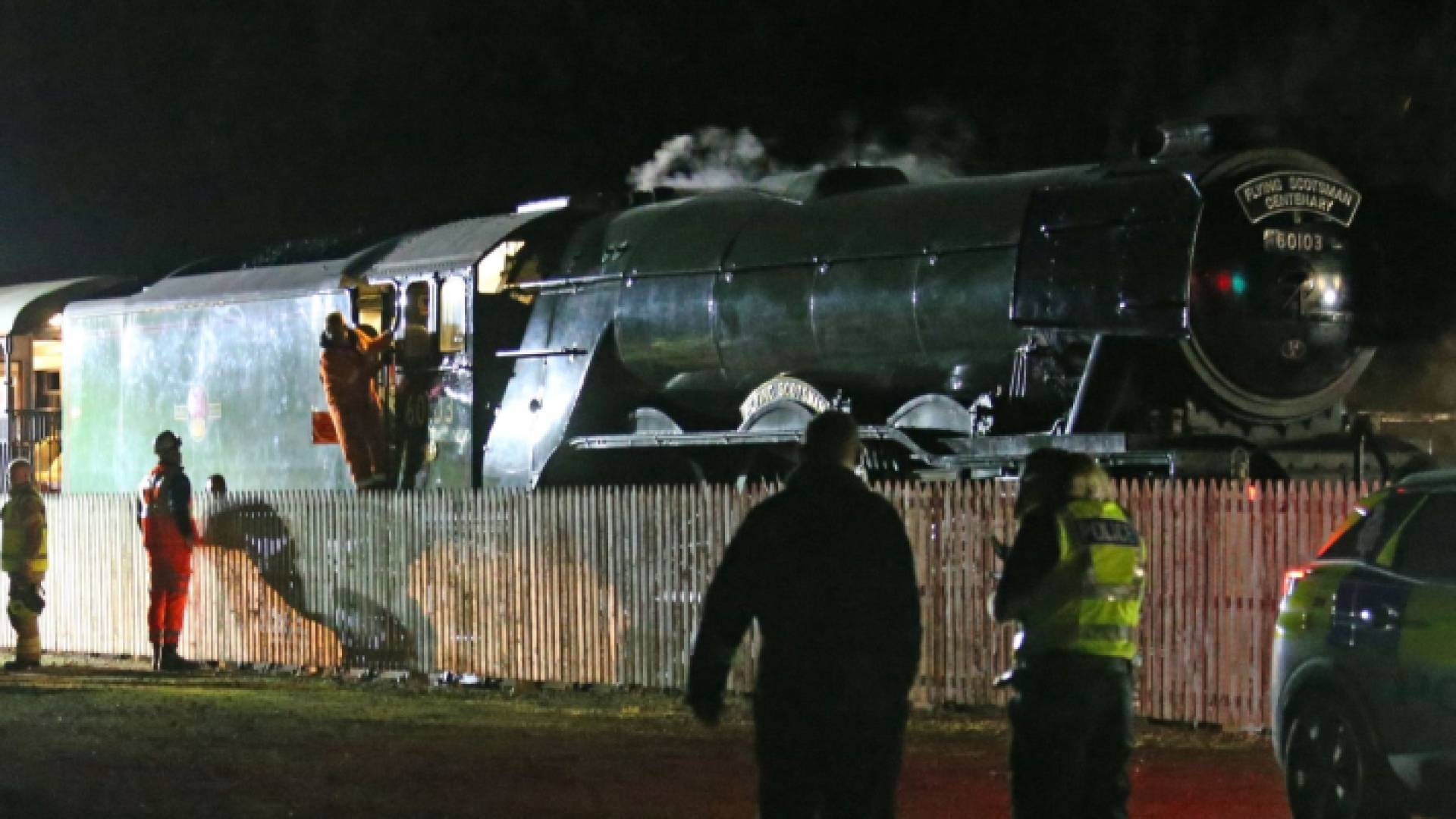 السلطات الاسكتلندية في موقع حادث تصادم القطارين