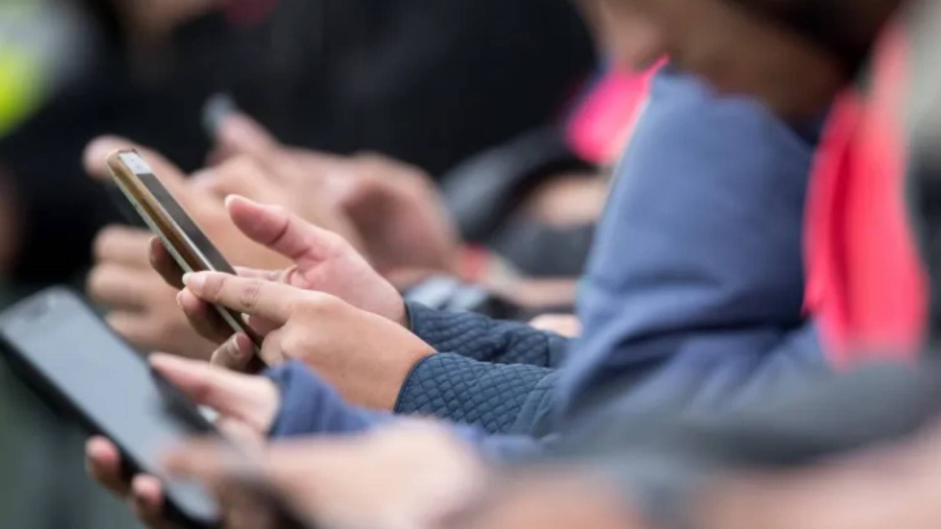 أشخاص يستخدمون أجهزة خلوية