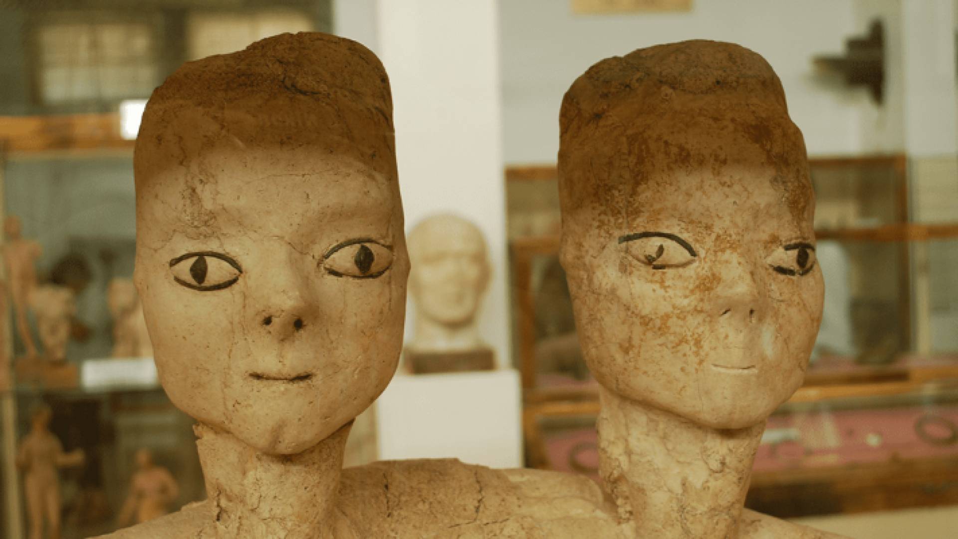 تماثيل عين غزال تمثل أشكالا بشرية مجردة منحوتة من الصلصال