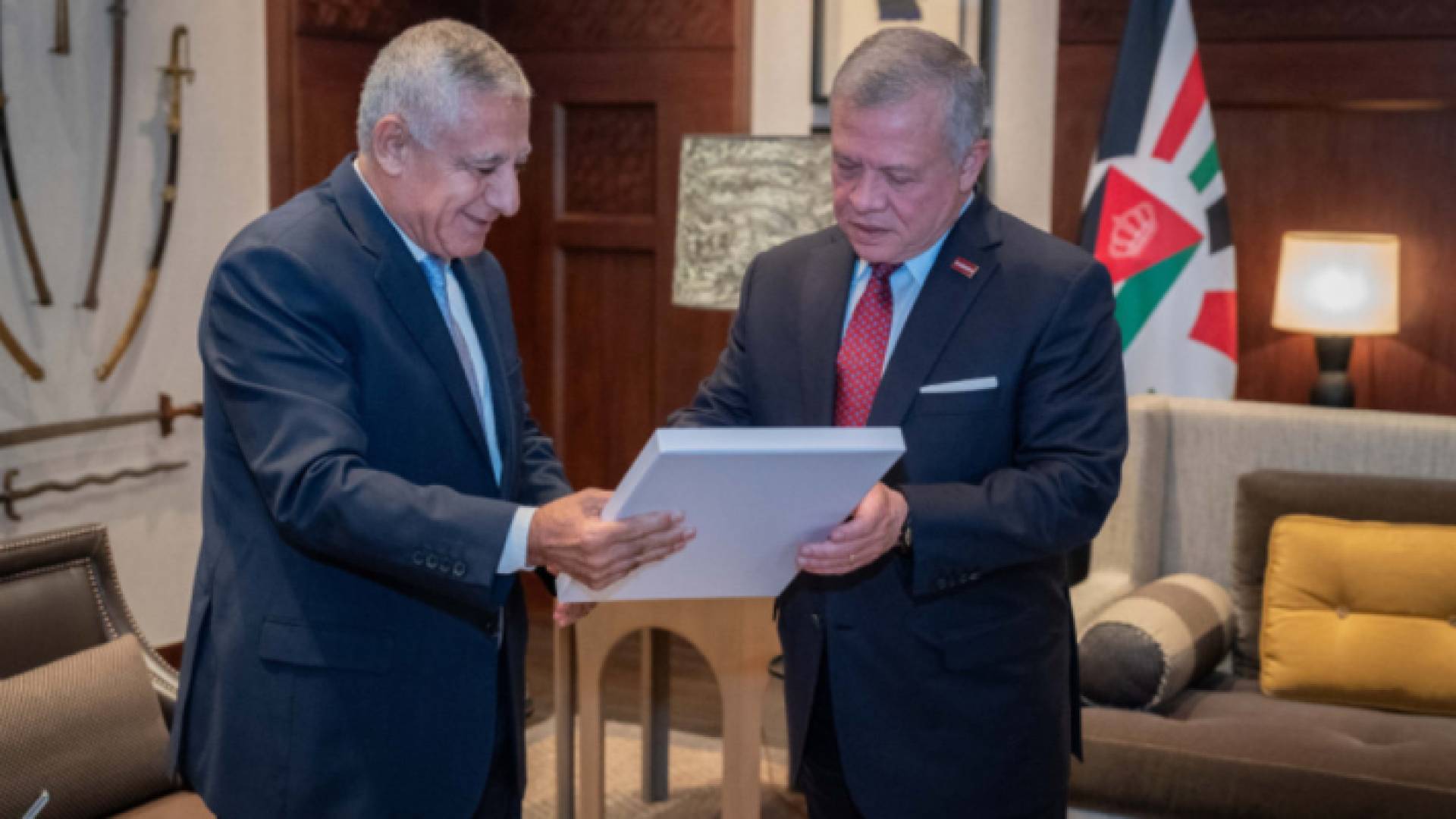 جلالة الملك خلال تسلمه التقرير السنوي