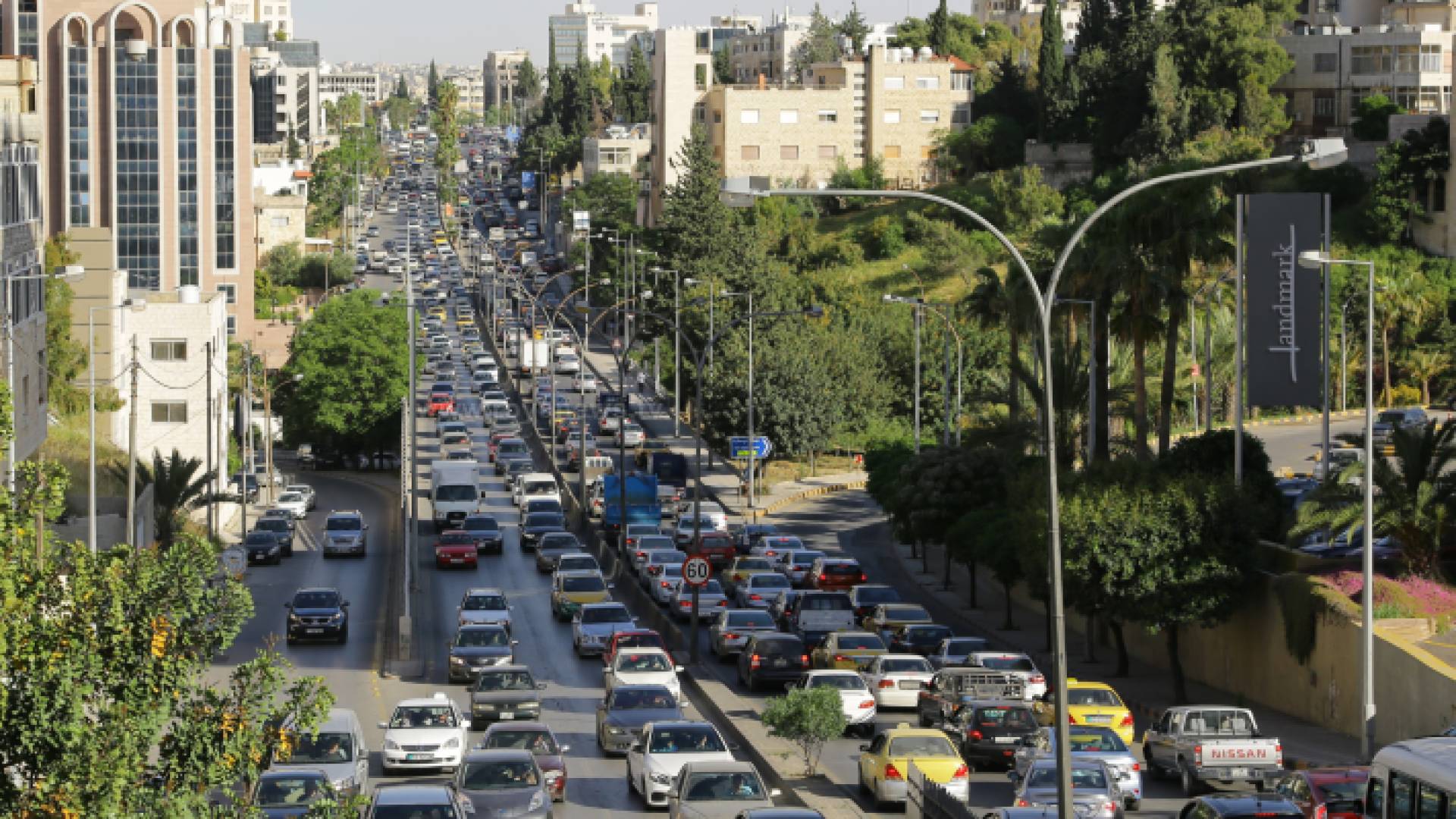 مركبات تسير عبر الطرقات