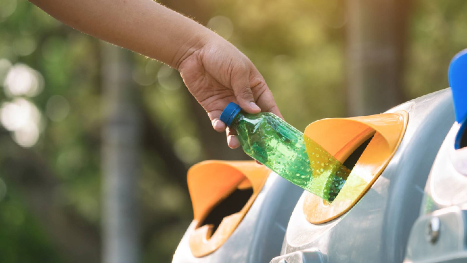 صورة تعبر عن فرز النفايات