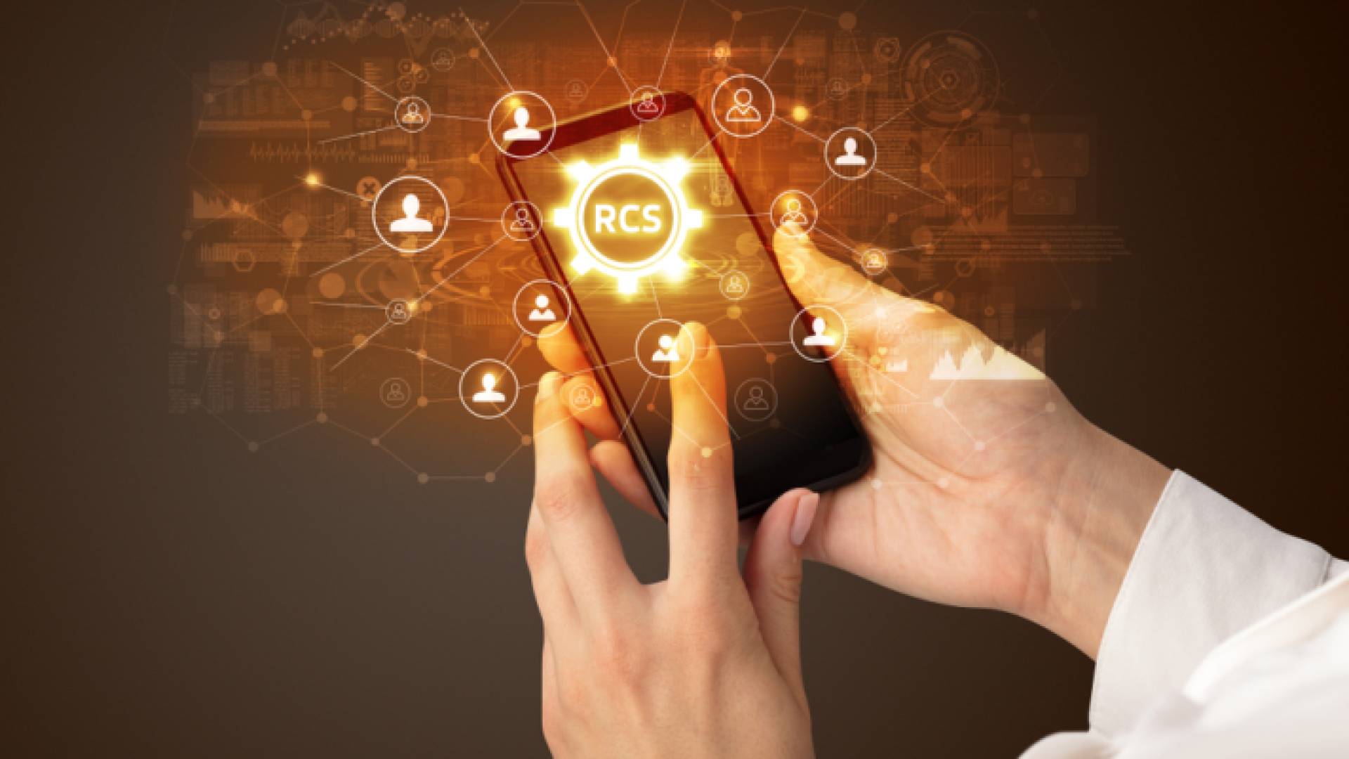 صورة تعبيرية لشخص يستخدم الهاتف