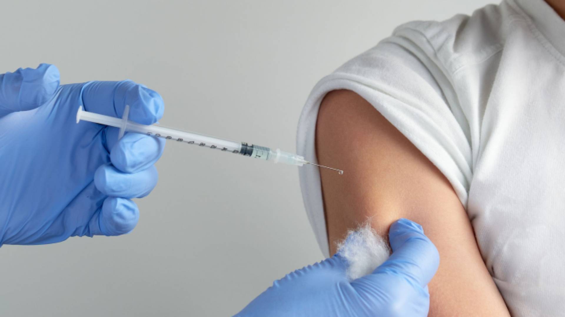 صورة تعبيرية لشخص يتلقى مطعوم