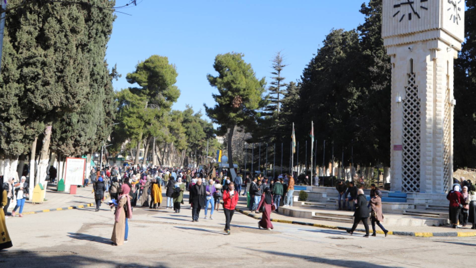 طلبة في حرم الجامعة الأردنية