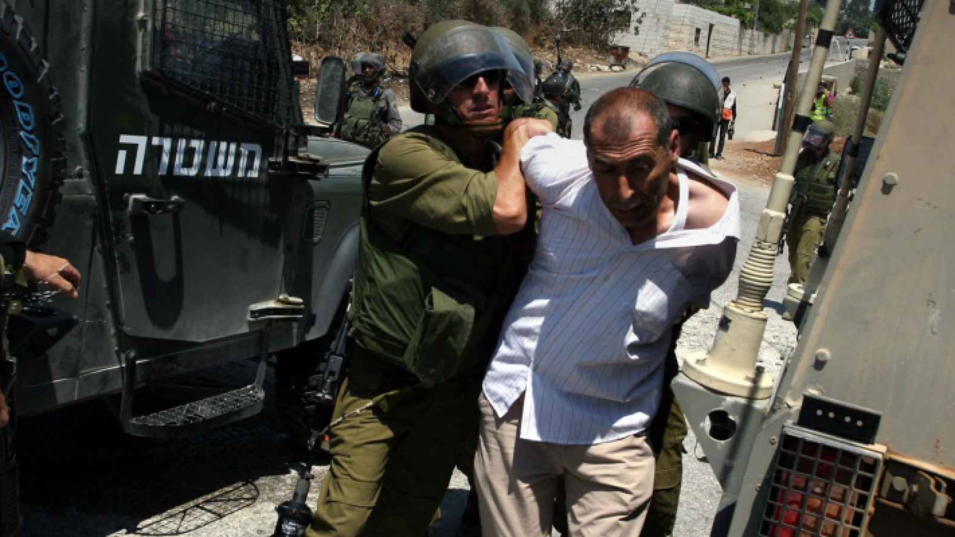 اعتقال فلسطيني في الضفة الغربية