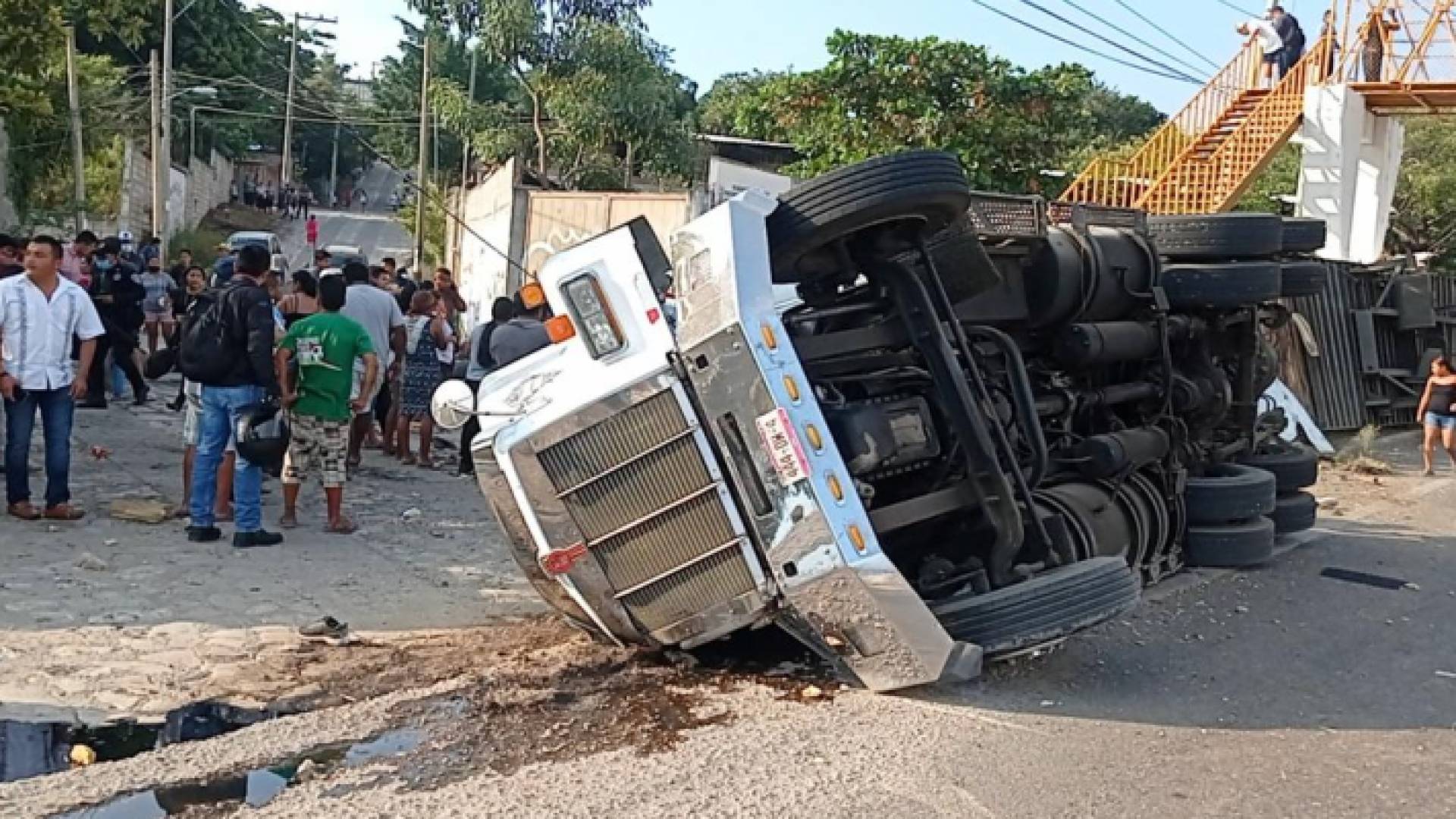 صورة متداولة للشاحنة التي تعرضت لانقلاب في المكسيك