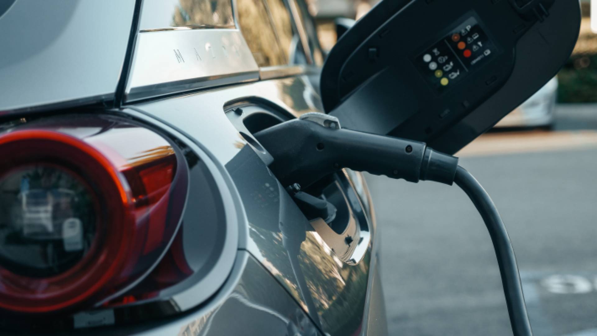 شحت سيارة كهربائية "تعبيرية"