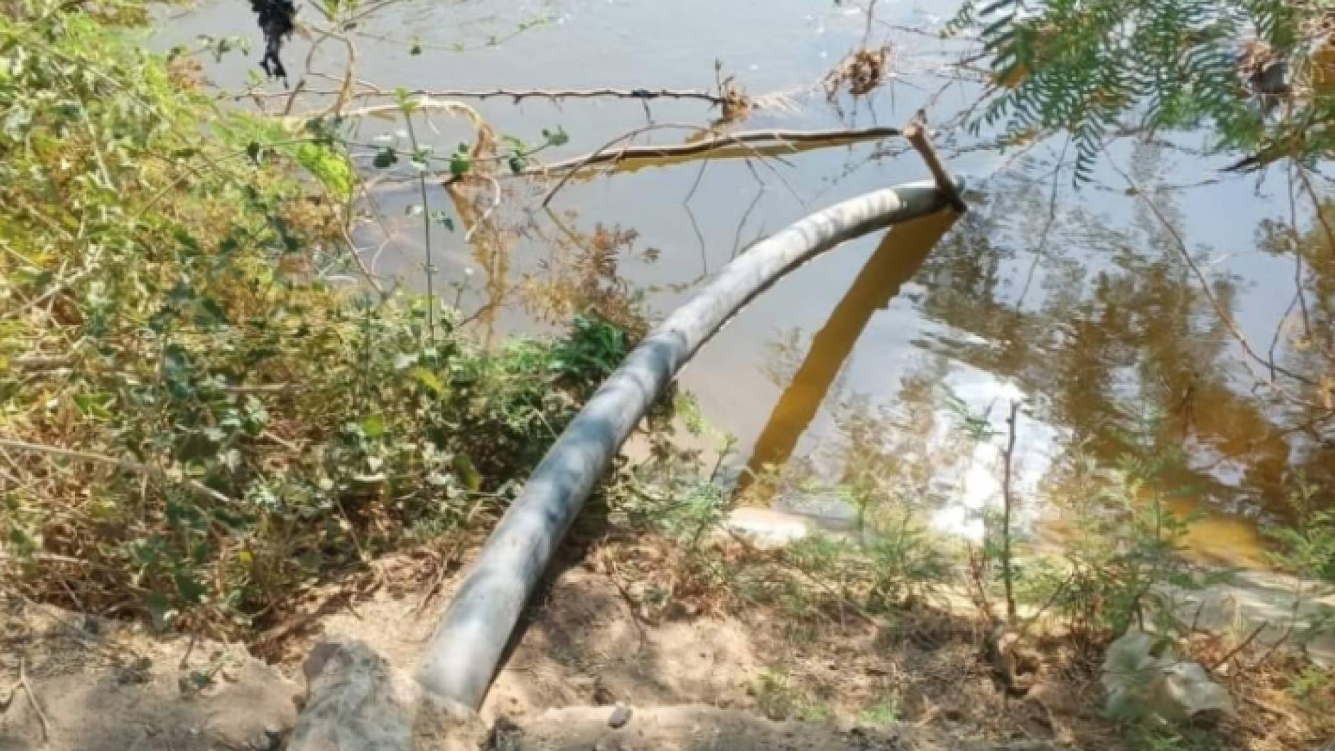 الاعتداء على خط مياه