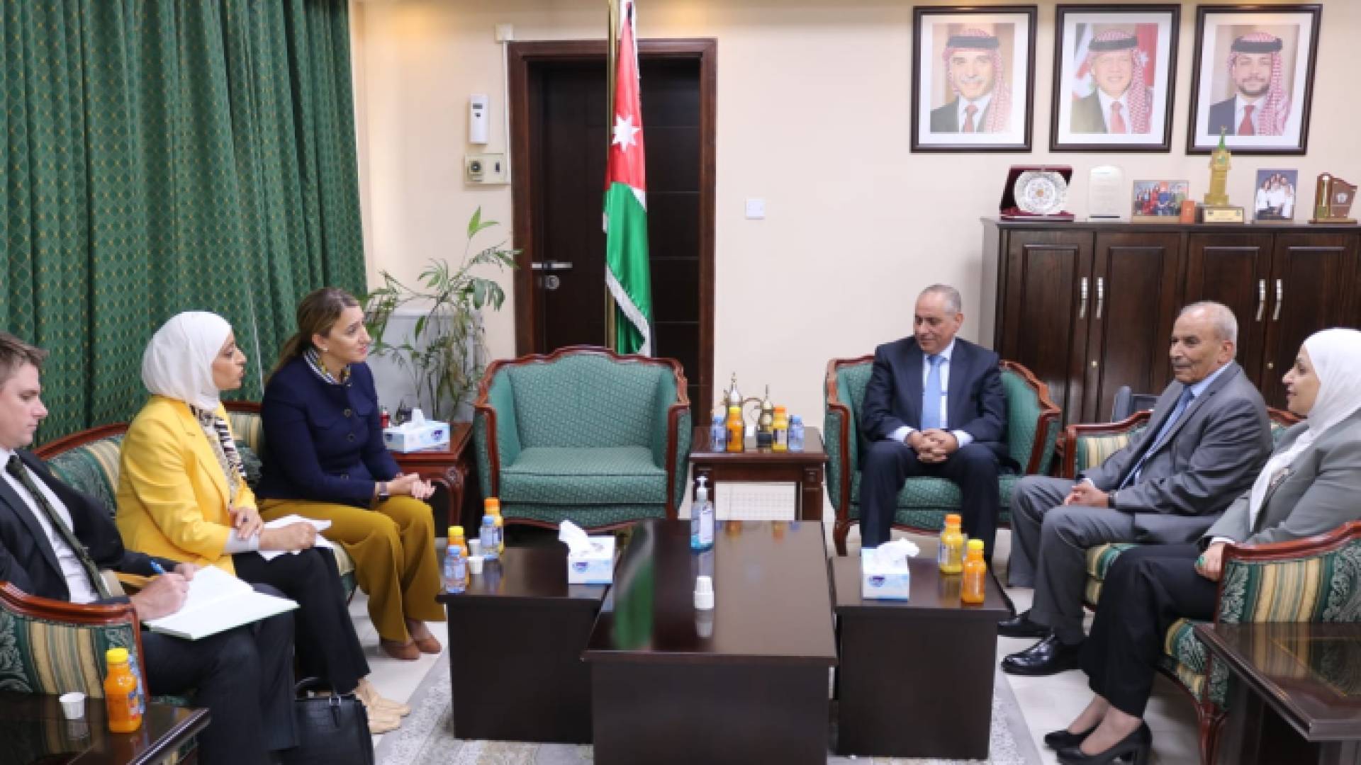 الوزير الزيادات والسفيرة الأمريكية