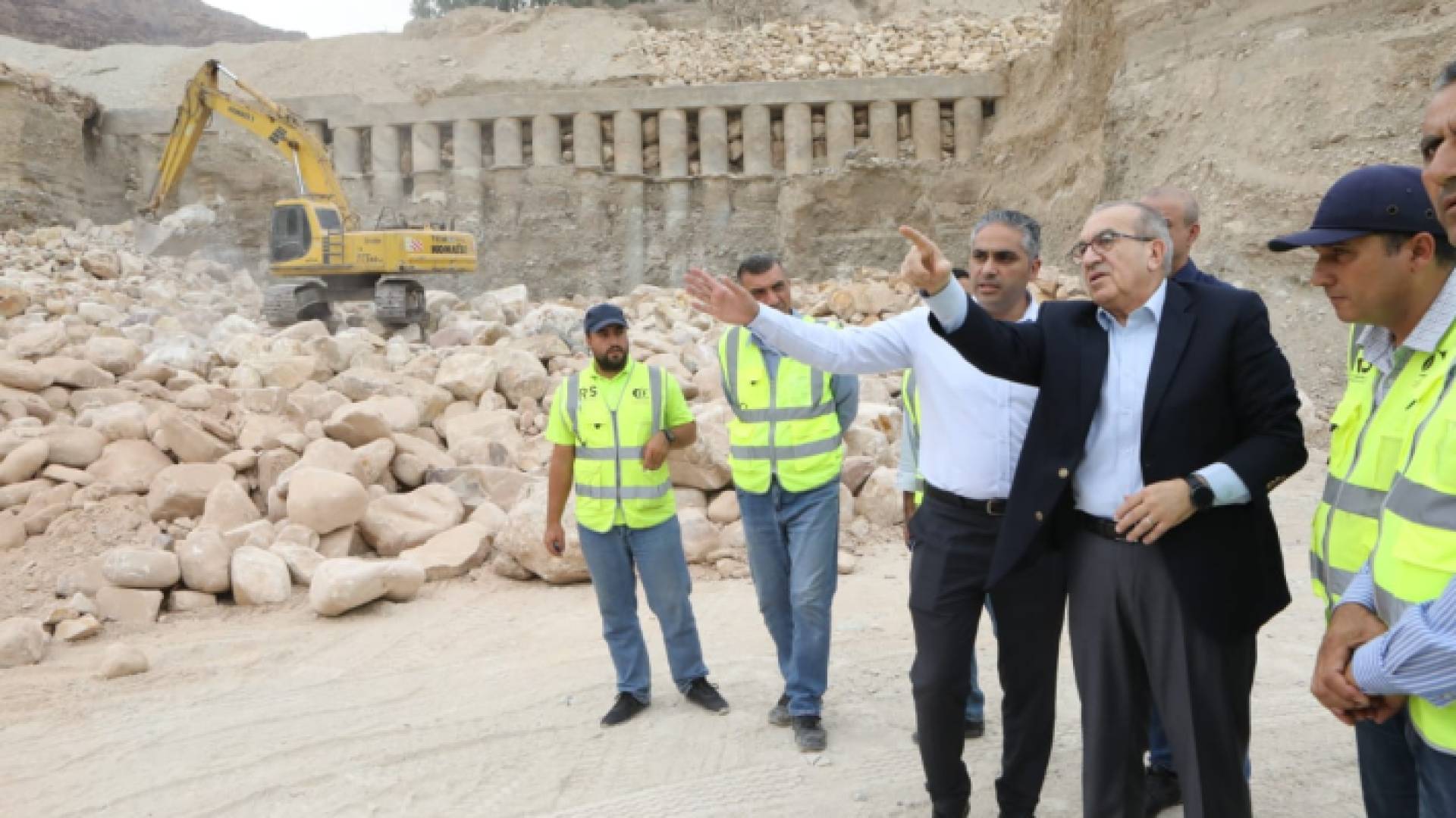 وزير الأشغال خلال جولة تفقدية لأحد المشاريع