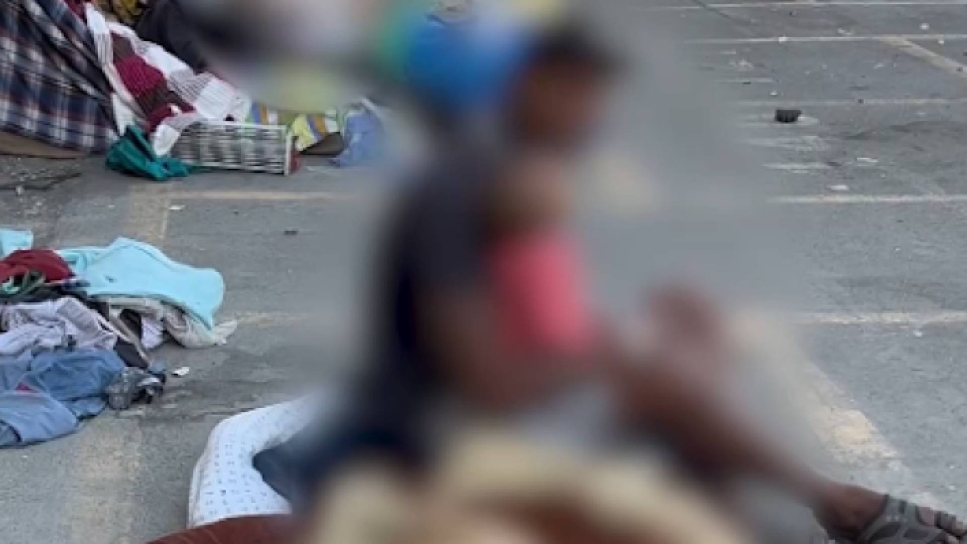 الشاب وأسرته في الشارع العام