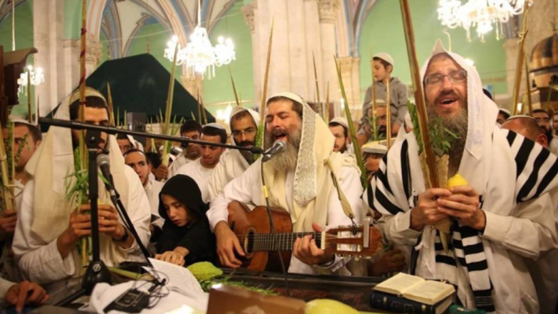 مستوطنون يدنسون الحرم الإبراهيمي