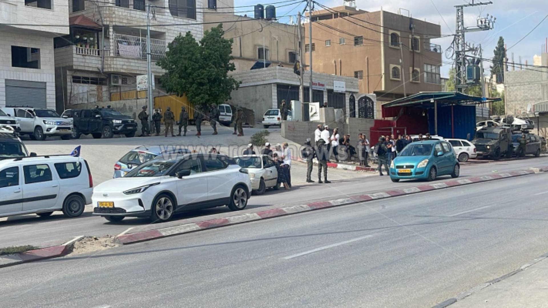 مستوطنون يهاجمون منازل الفلسطينيين في حوارة جنوب نابلس
