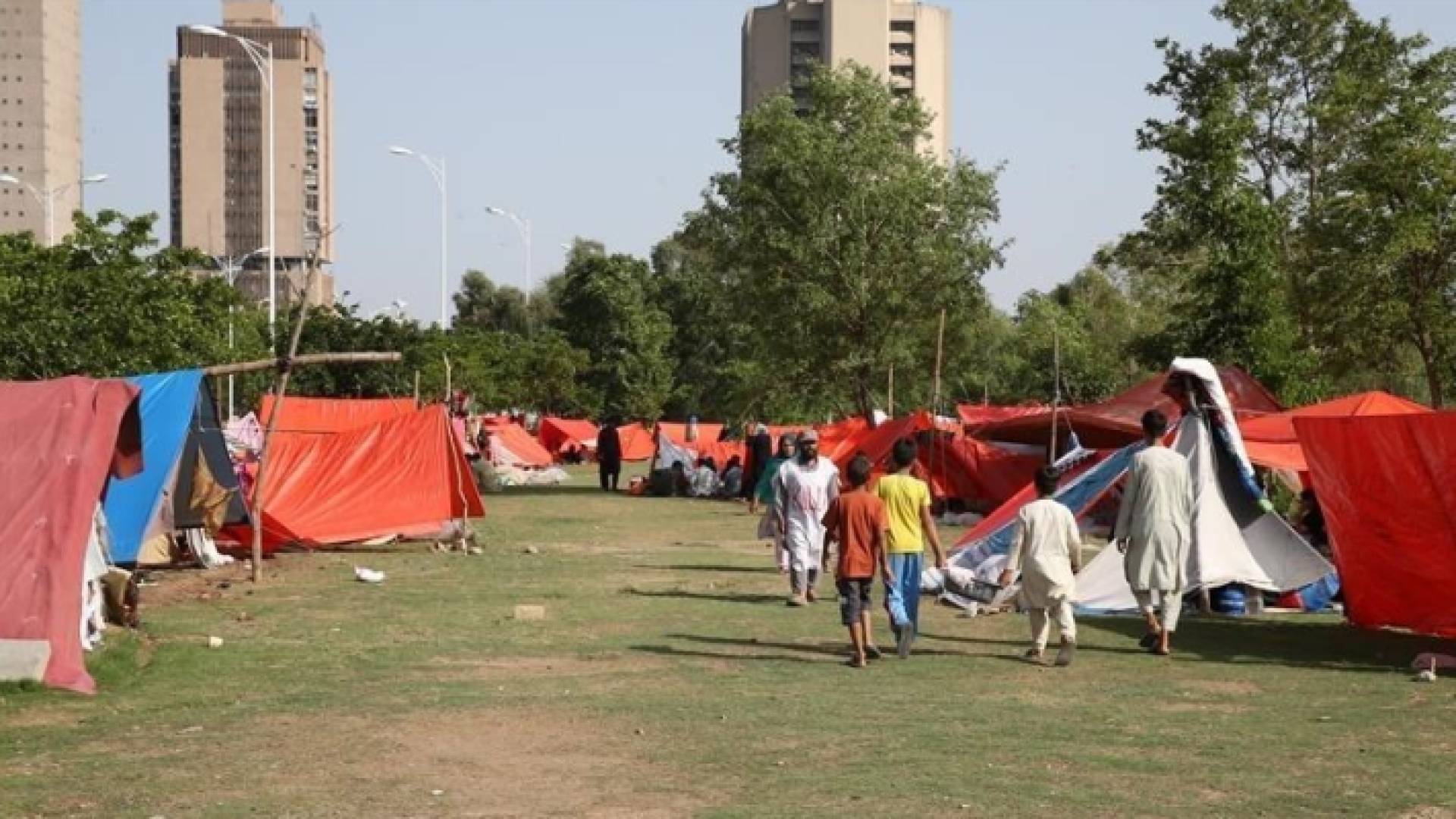 صورة أرشيفية لمهاجرين "غير نظاميين" في باكستان