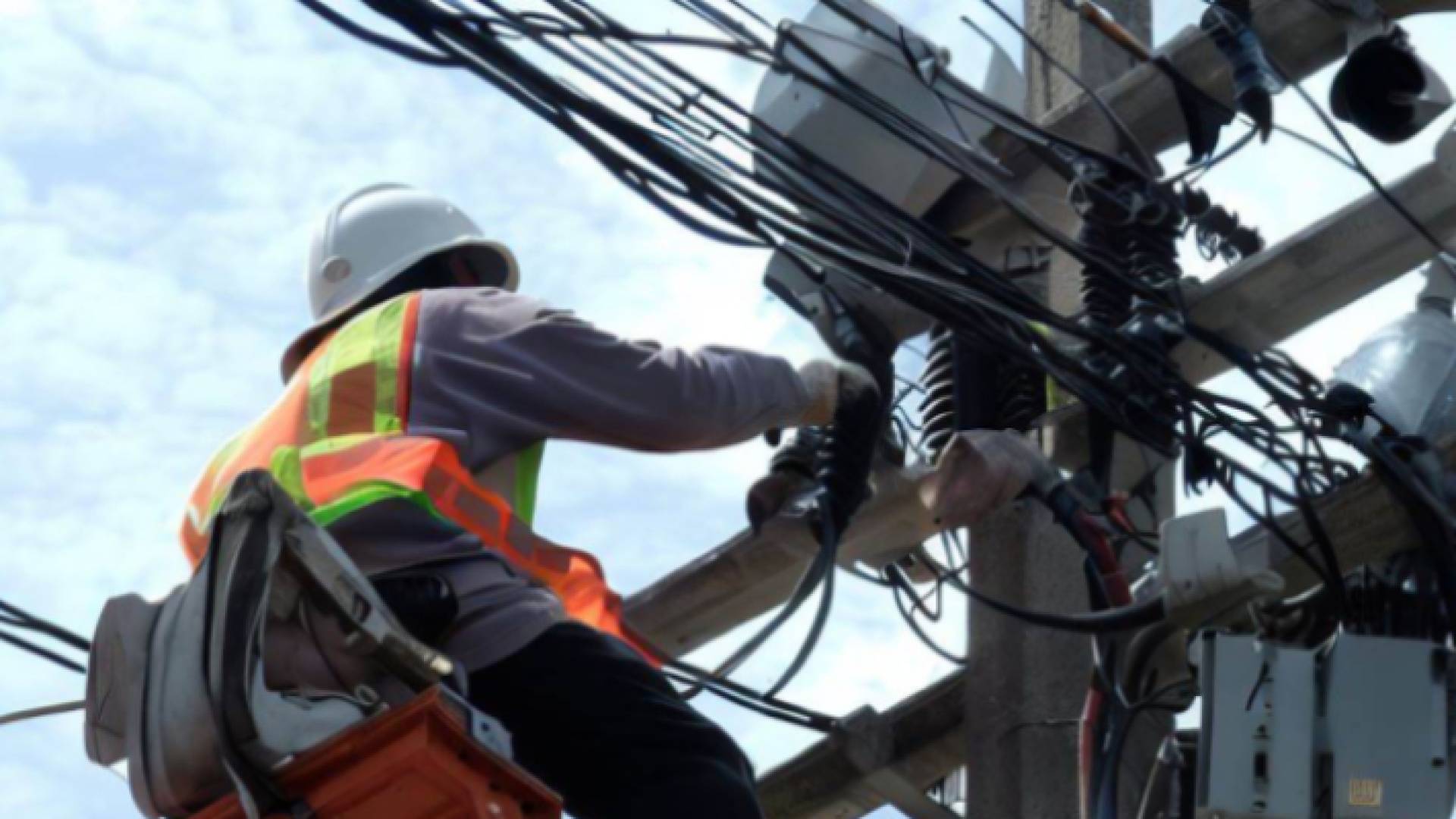 عاملون في مجال الكهرباء