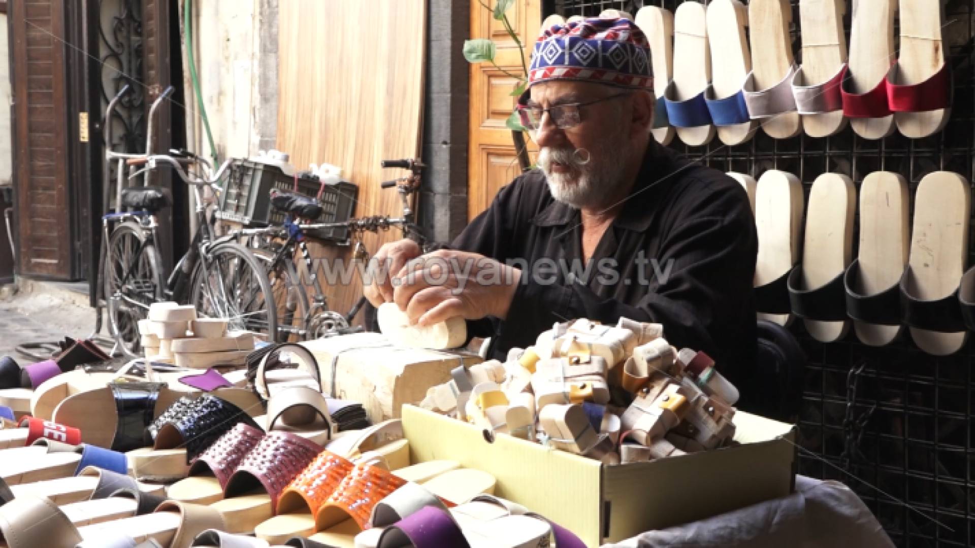 الحاج أبو بشير الدمشقي صانع "القبقاب"