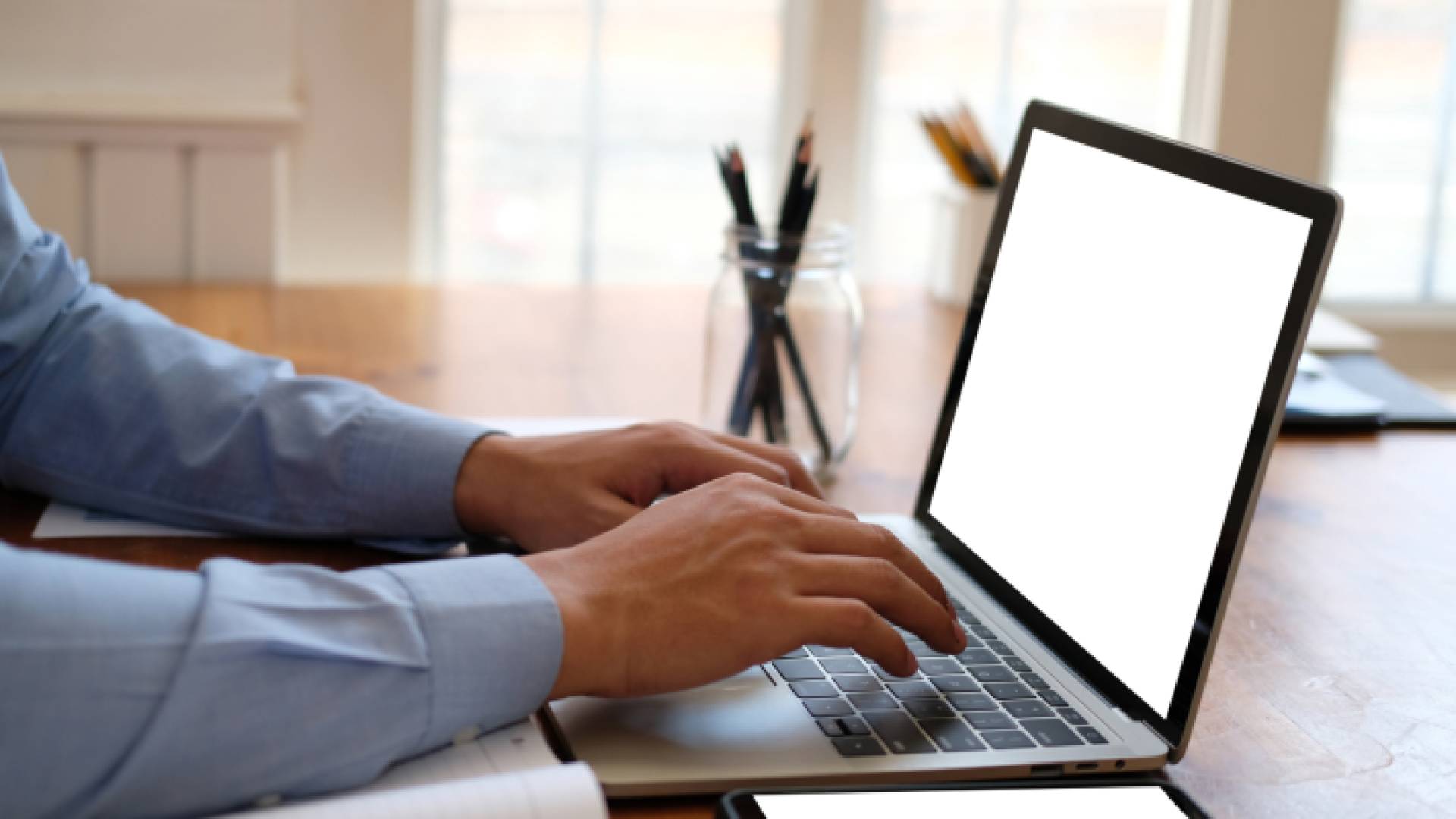 شخص يتابع أعماله على كمبيروتر "تعبيرية"