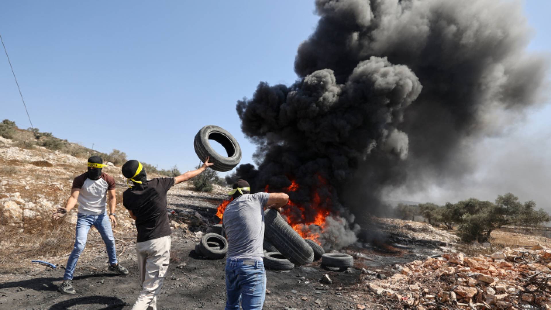 صورة لشبان فلسطينيين أثناء مواجهات مع قوات الاحتلال الإسرائيلي