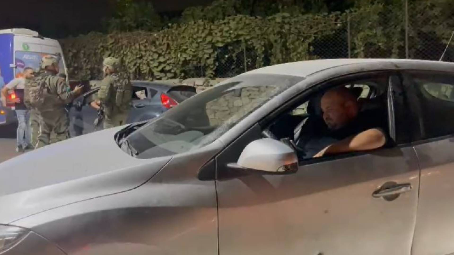 الصورة من استخدام طاقم رؤيا فلسطين كدروع بشرية في حوارة