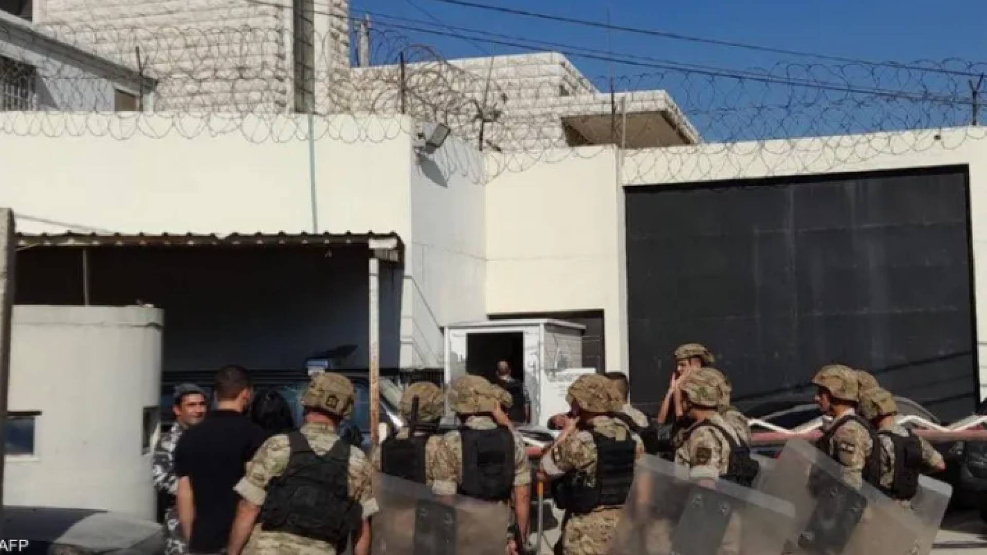عناصر من الجيش اللبناني أمام سجن زحلة المركزي