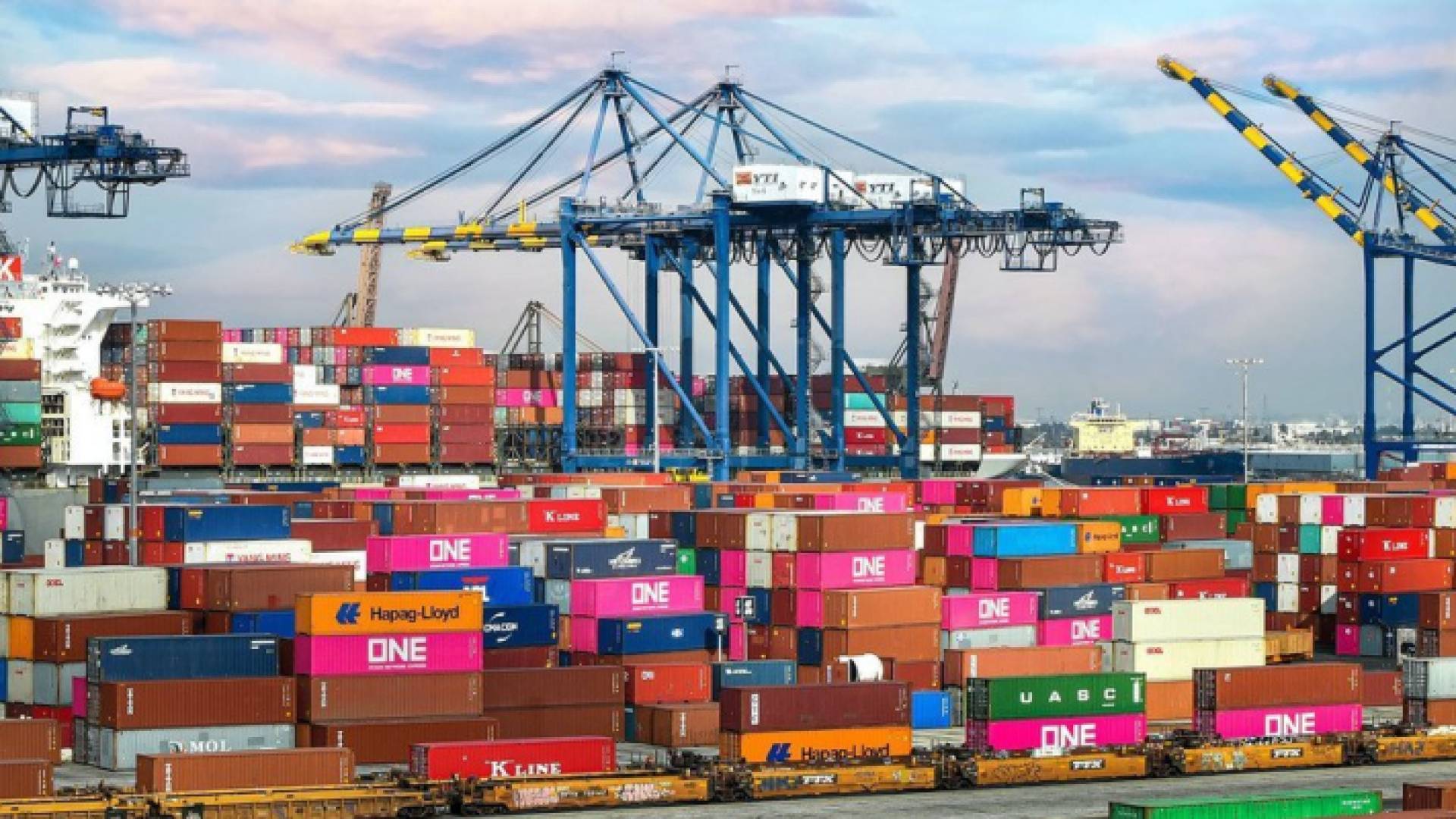 ميناء حاويات - أرشيفية