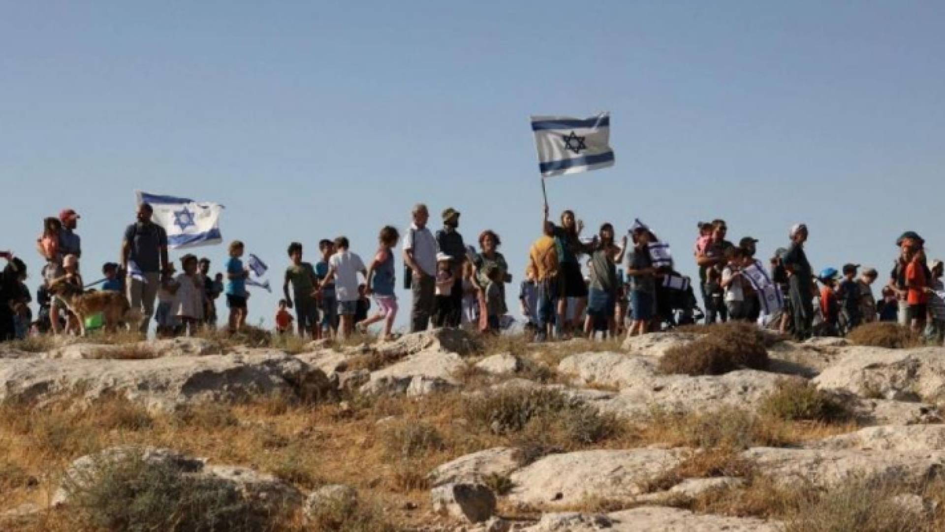 مستوطنون يقتمون جبال عيبال