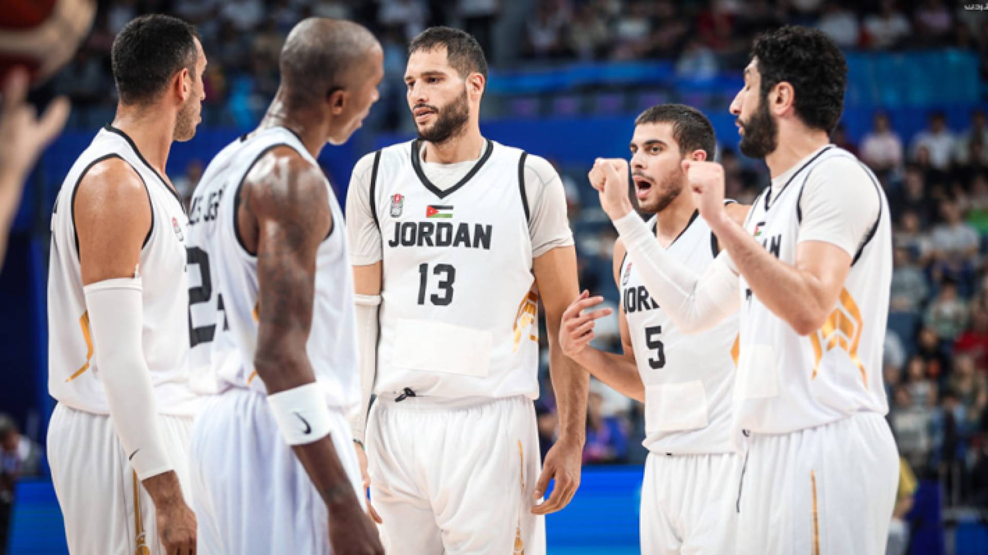 لاعبو المنتخب الوطني لكرة السلة