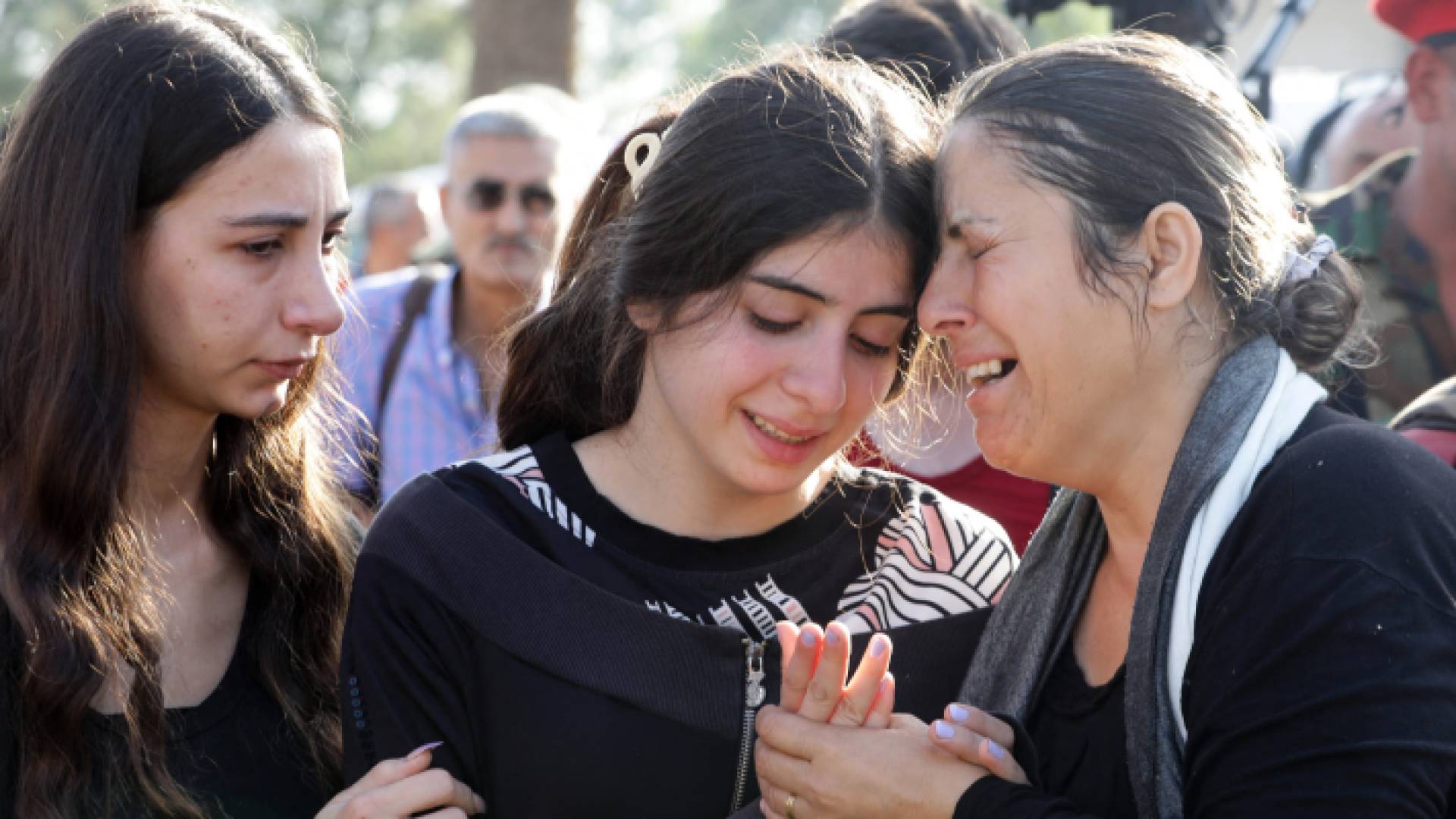 ذوو ضحايا الهجوم يبكون