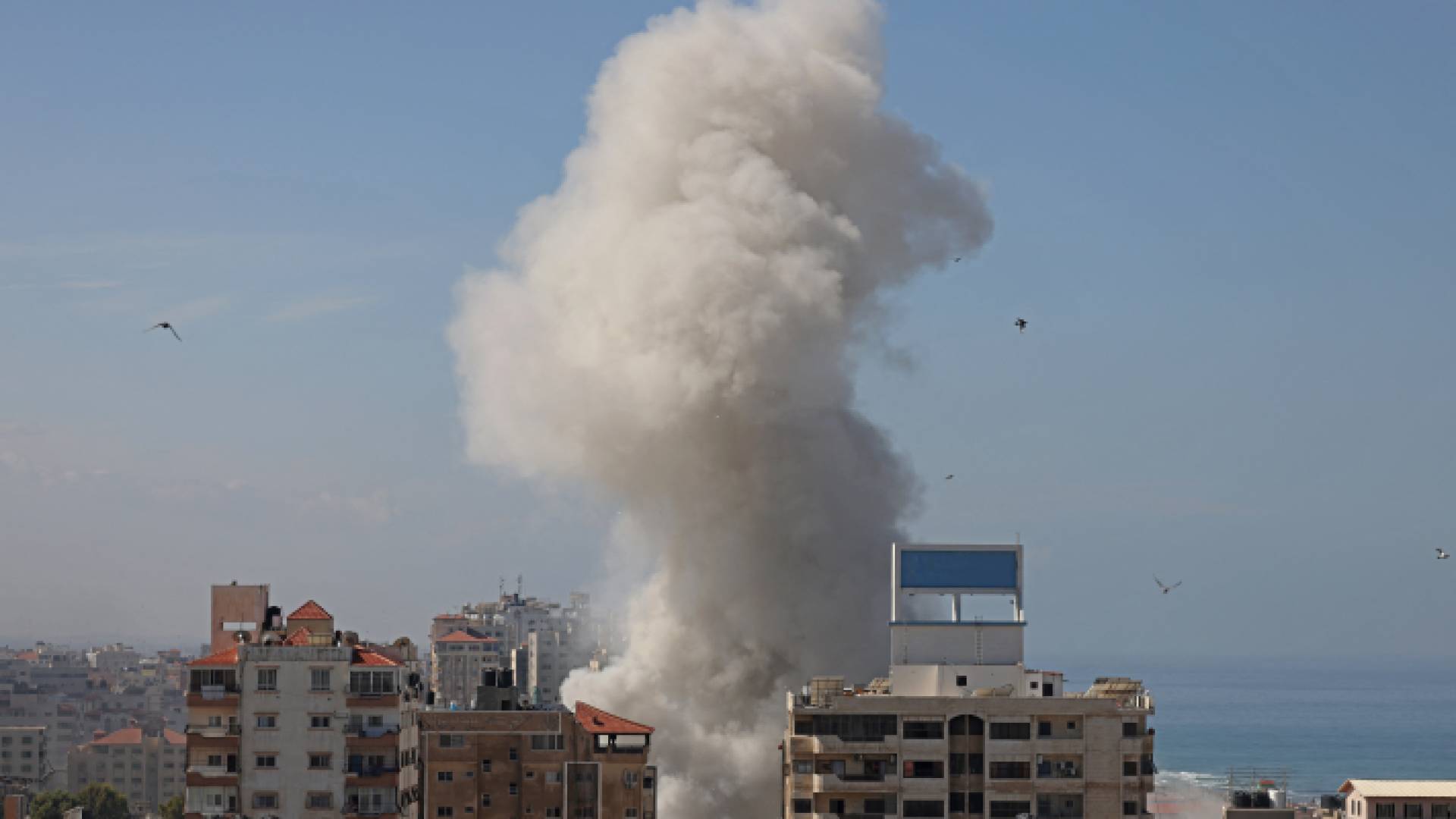 أعمدة دخان تتصاعد في سماء غزة