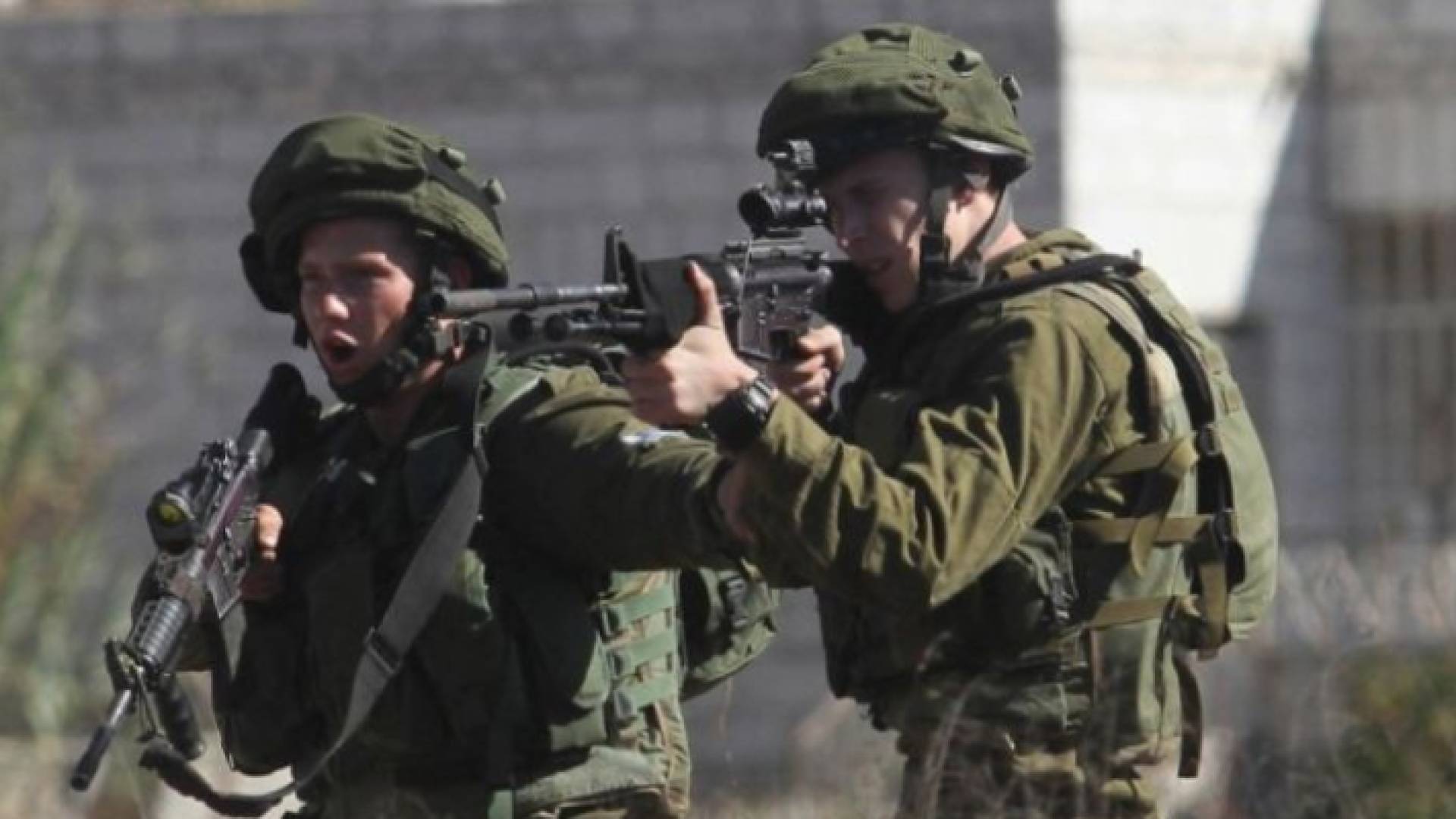 عنصران من قوات الاحتلال الإسرائيلي أثناء مواجهتهما مع فلسطينيين