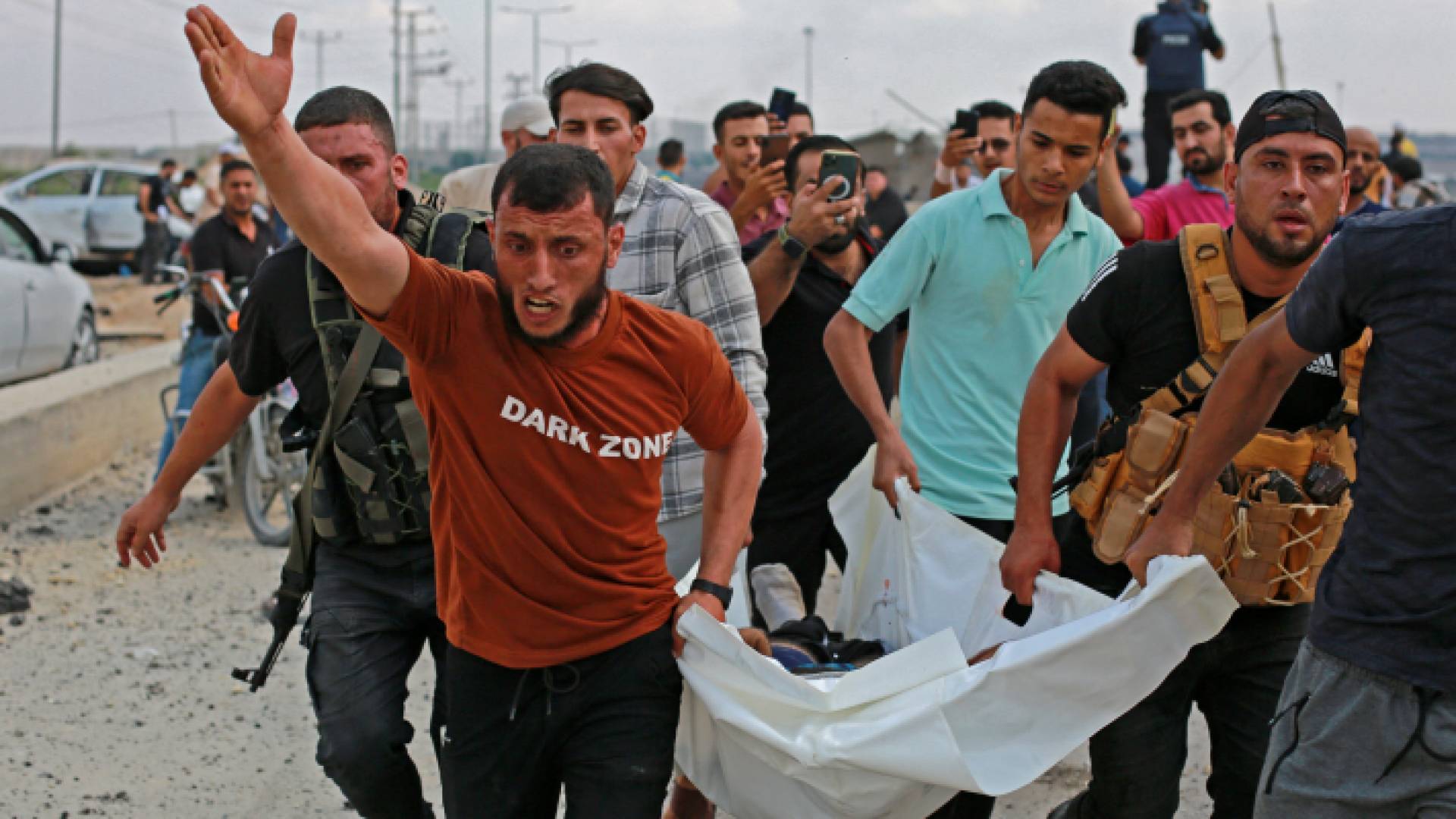 فلسطينيون ينقلون أحد المصابين عقب إطلاق صواريخ من الاحتلال الإسرائيلي
