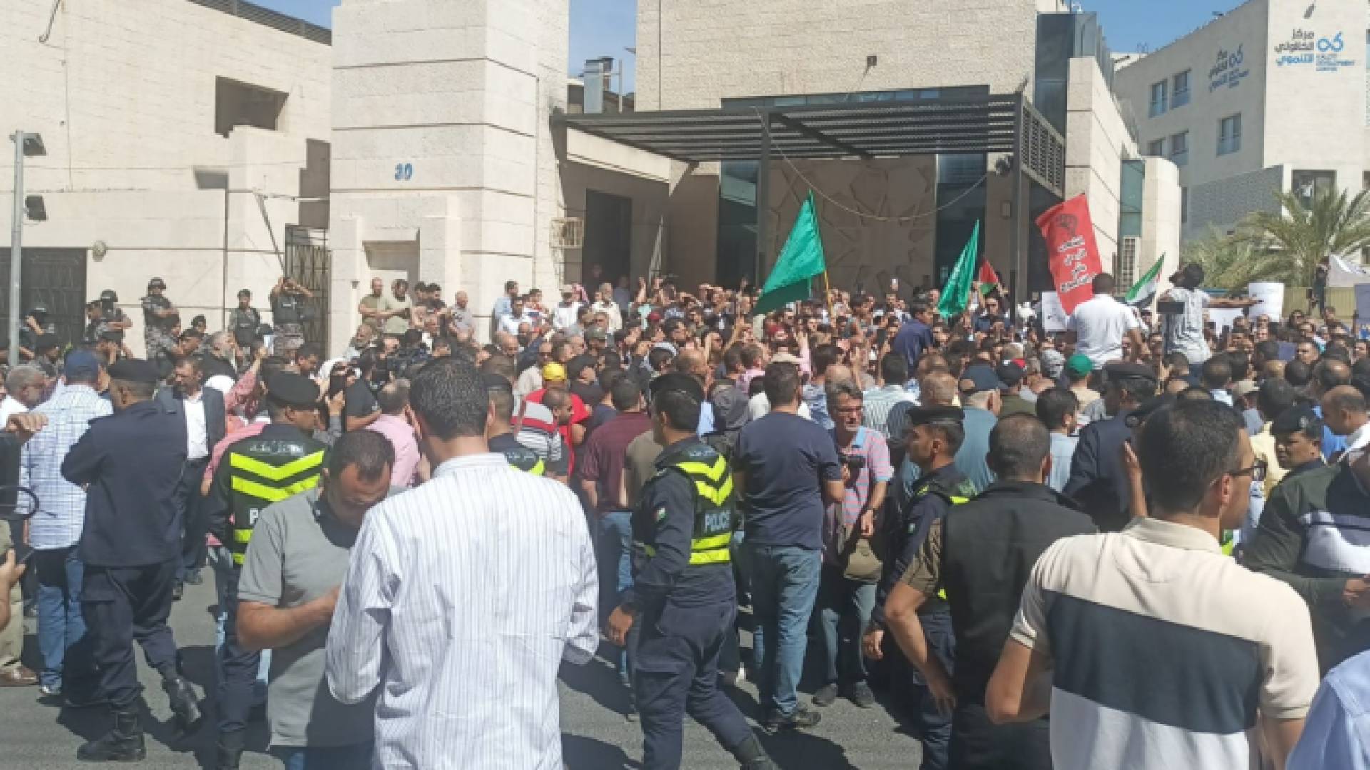 الوقفة الحاشدة أمام مسجد الكالوتي في عمان