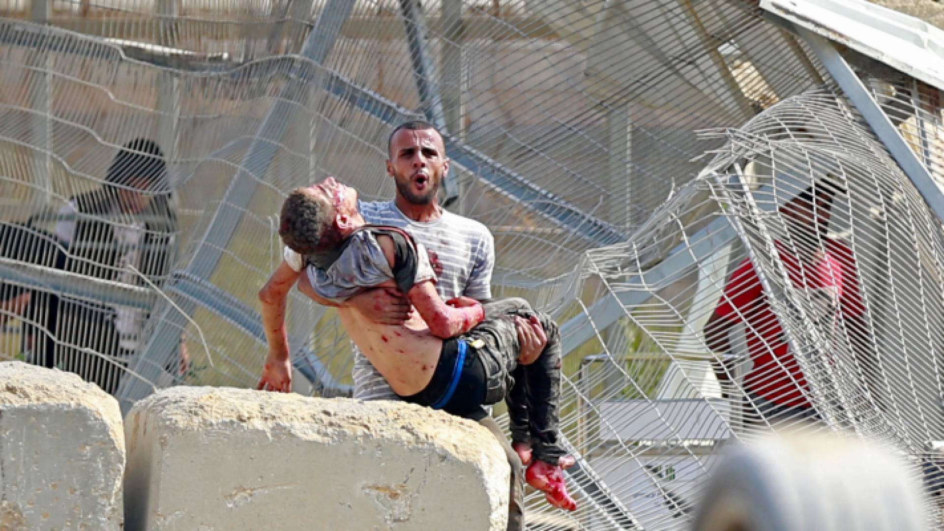 فلسطيني يحمل مصابا في قطاع غزة