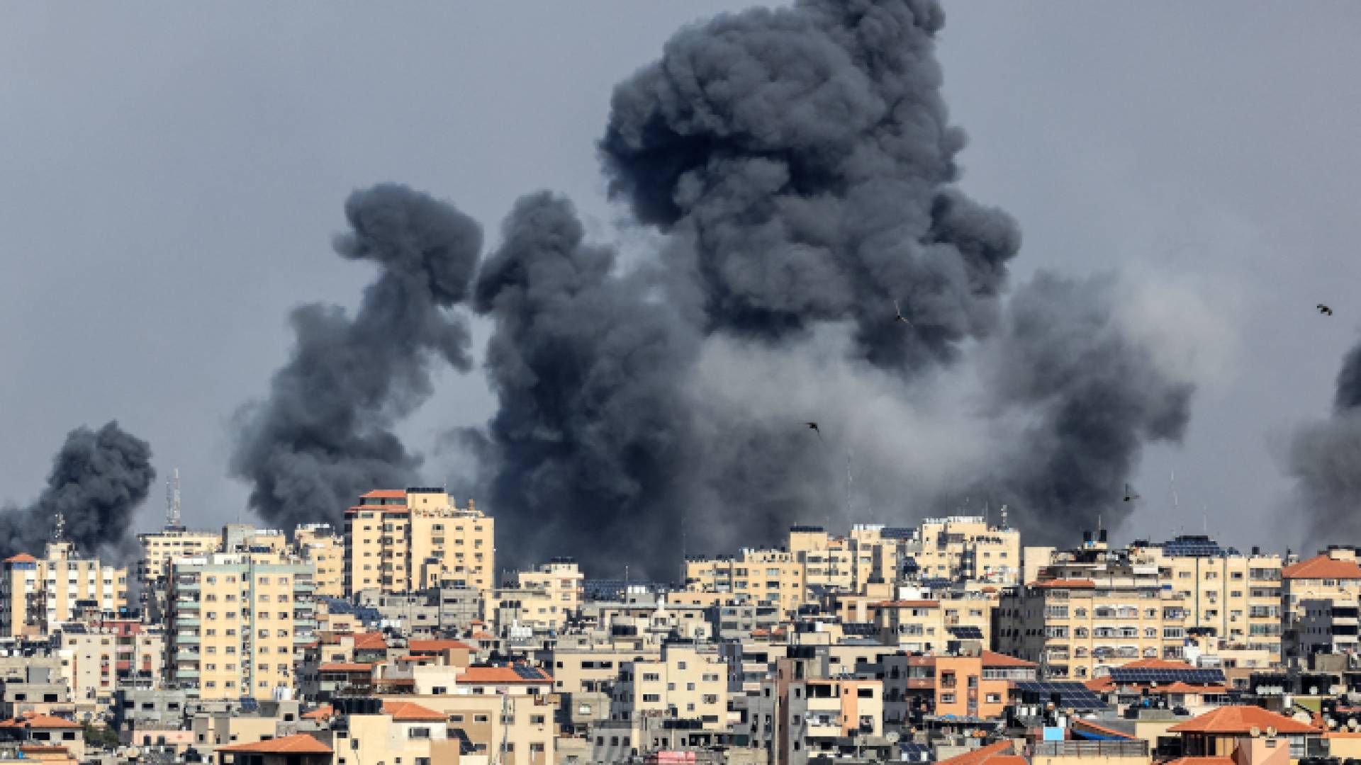 أدخنة متصاعدة بعد قصف قطاع غزة من قوات الاحتلال الإسرائيلي