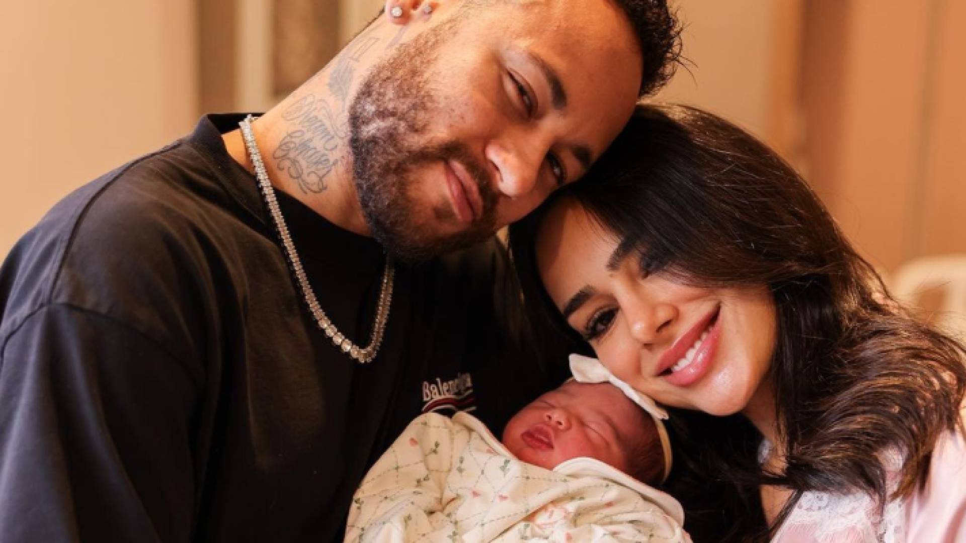 نيمار وزوجته ومولودته