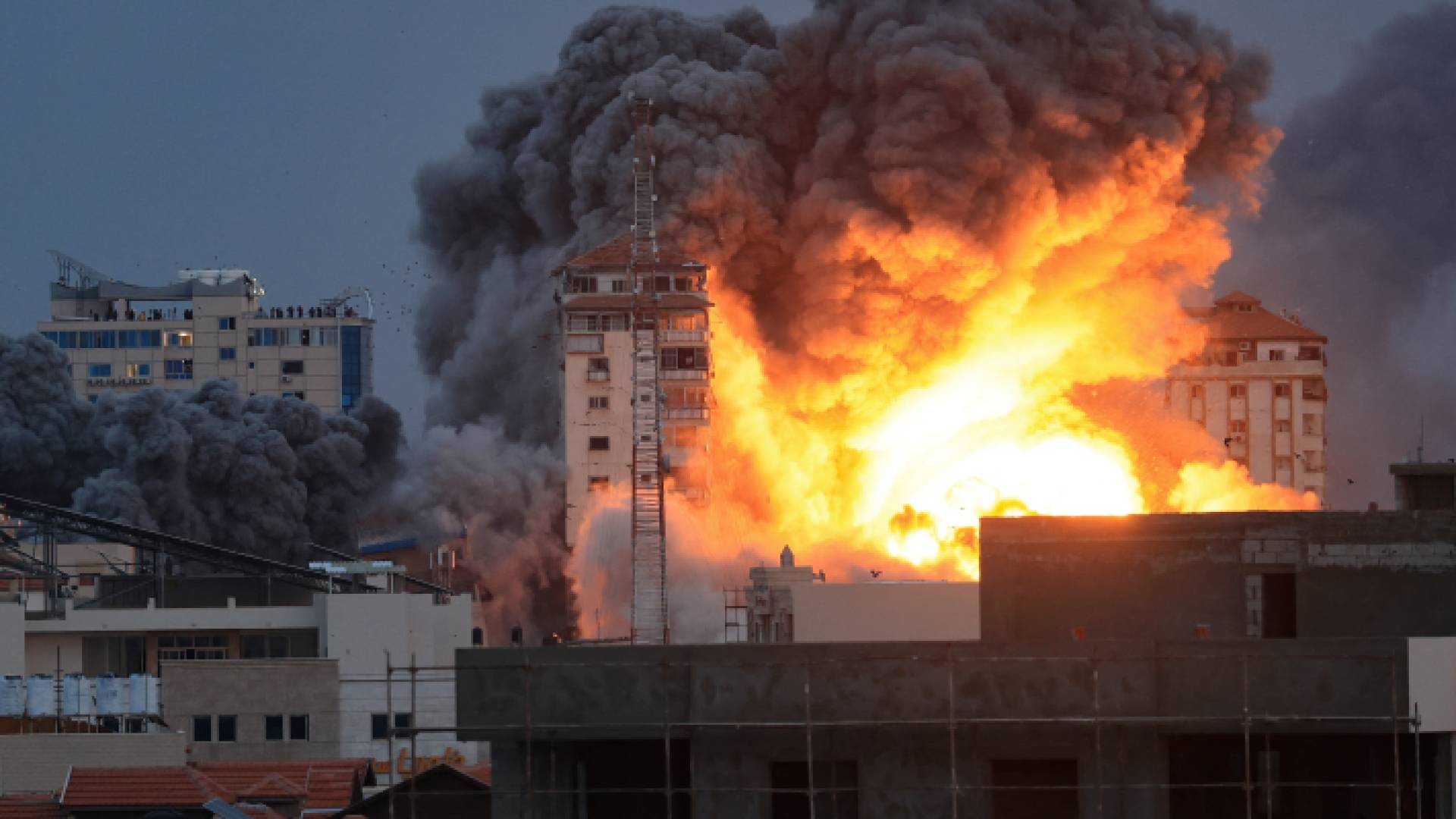 دخان يتصاعد من أبنية في قطاع غزة