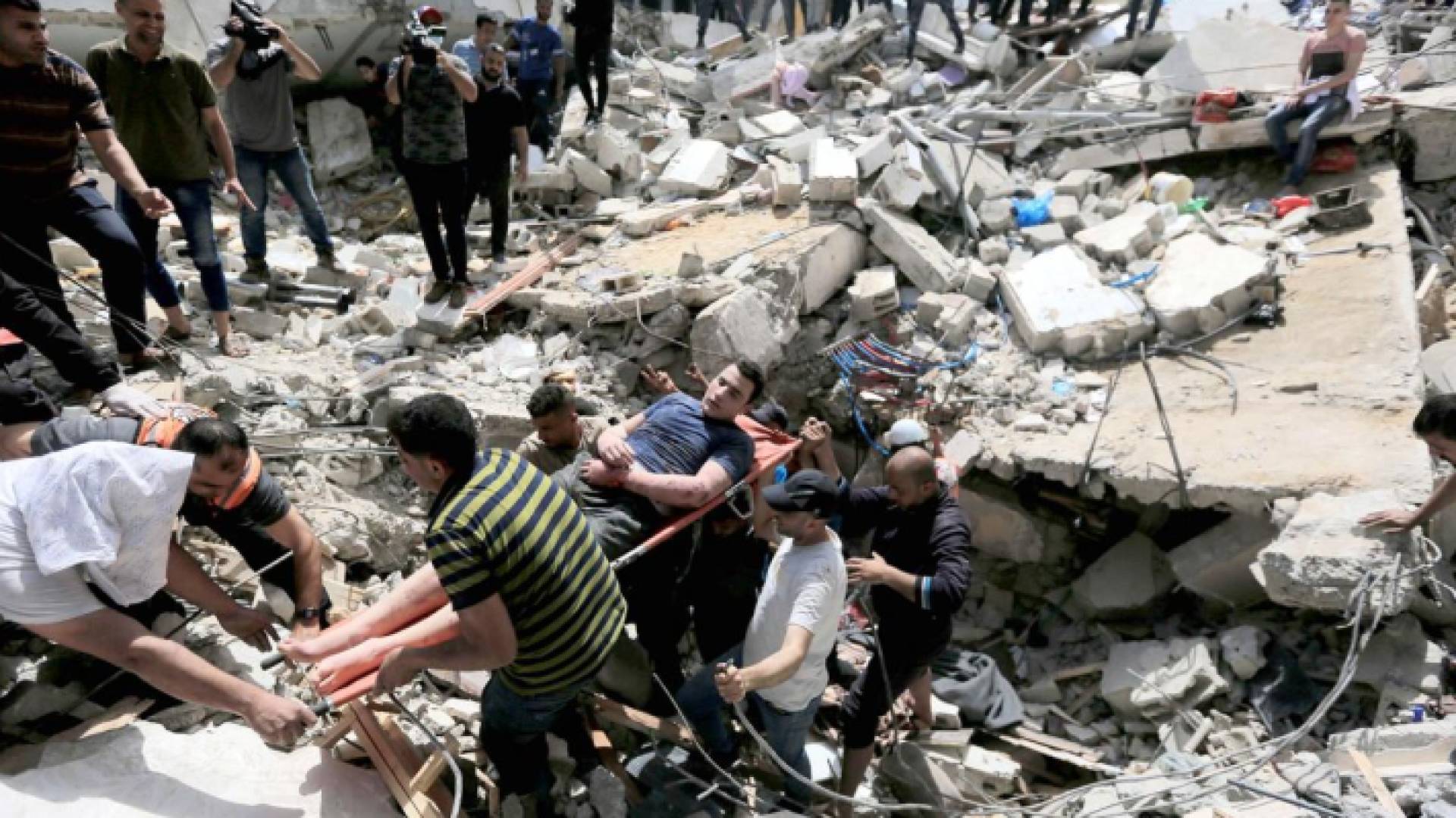 قوات الاحتلال تستهدف عمارة في وقت سابق