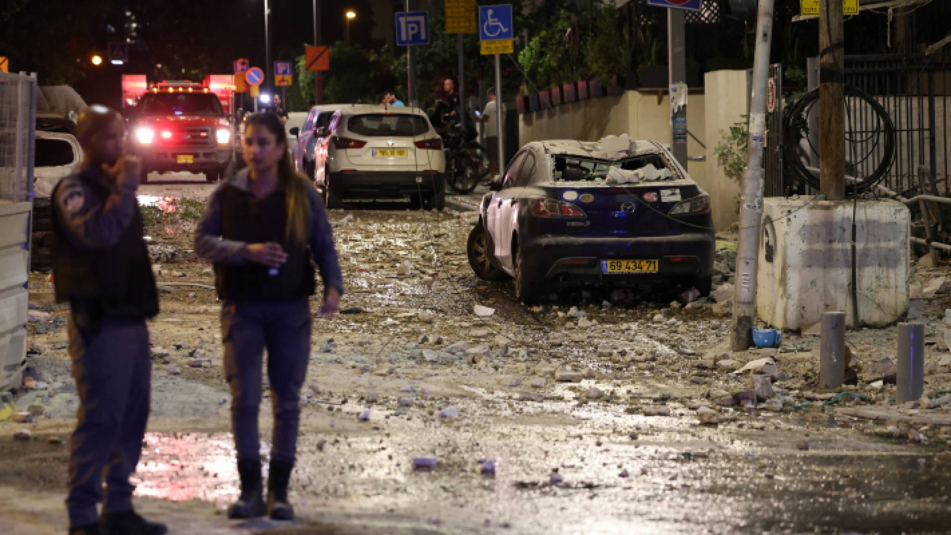 آثار صواريخ المقاومة الفلسطينية التي سقط على مدينة تل ابيب