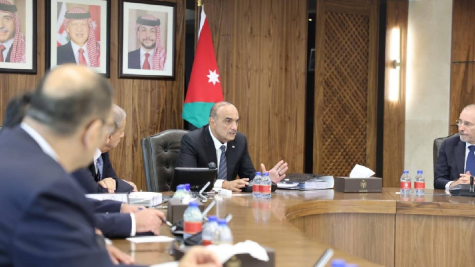 جلسة برئاسة رئيس الوزراء بشر الخصاونة