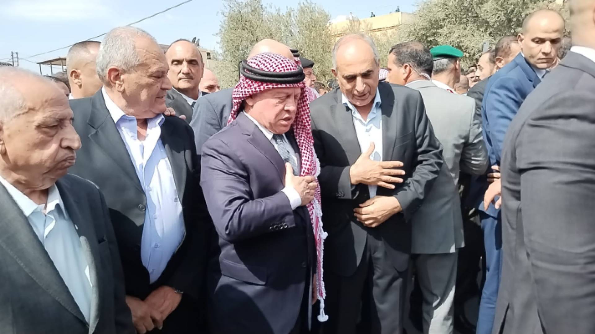 الملك يشارك في تشييع جثمان معروف البخيت